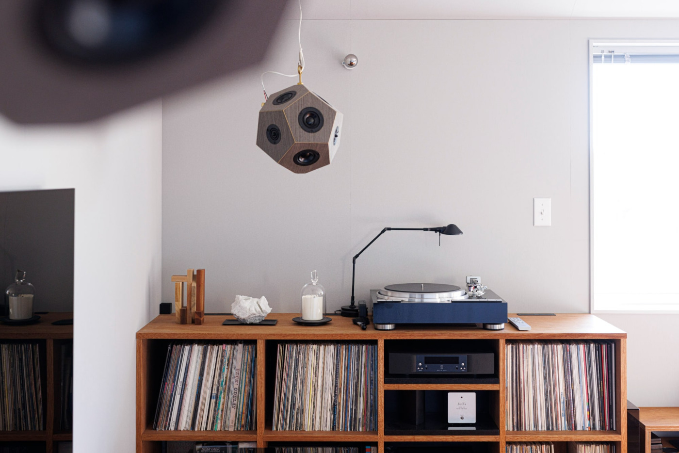 朝から晩まで音楽とともに。心地よい「音」と「グレー」に包まれて暮らす在宅ワーカー夫婦の家11