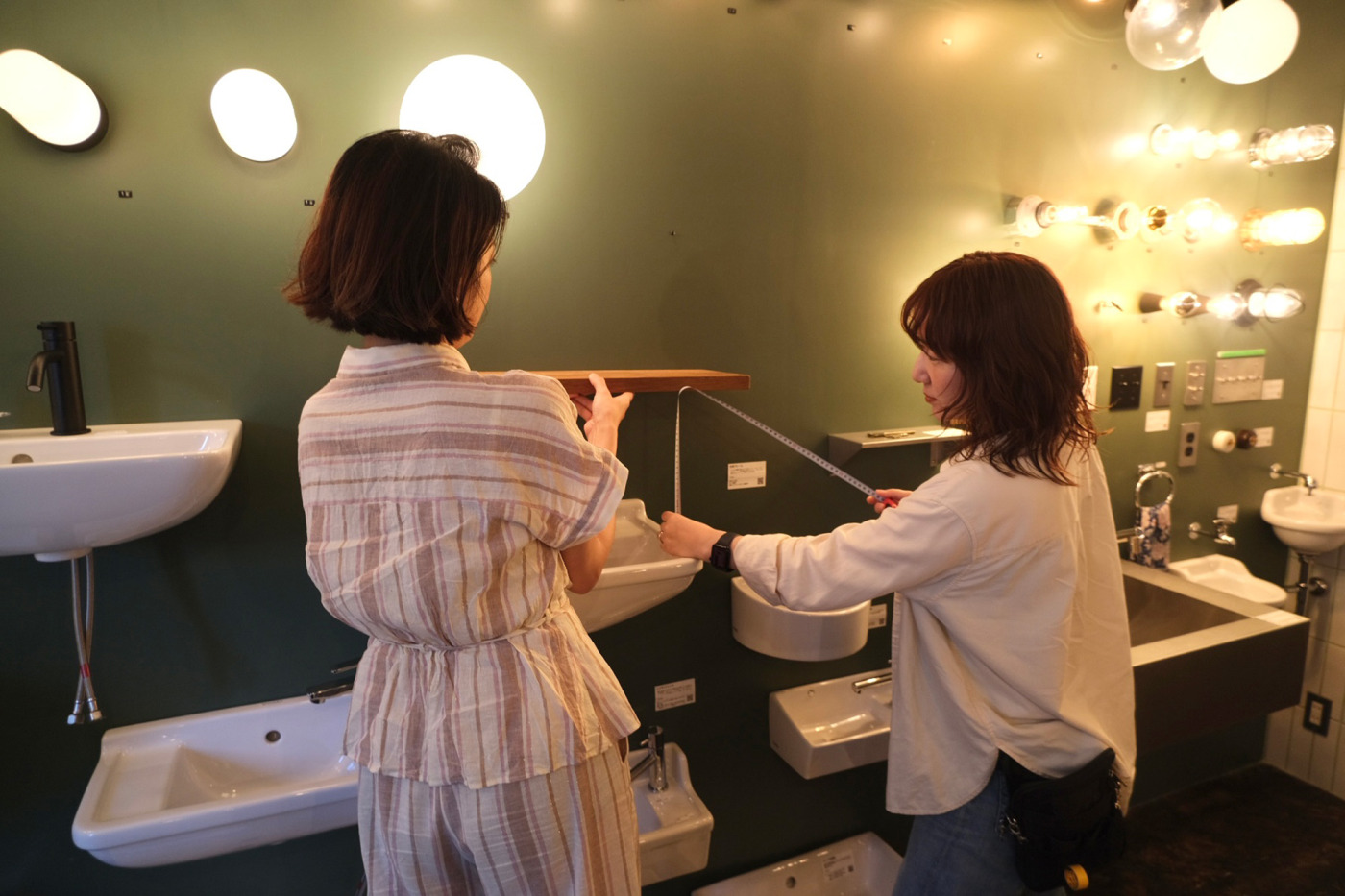 「ここはどうかな〜？」と実際に物を当てながら検討。