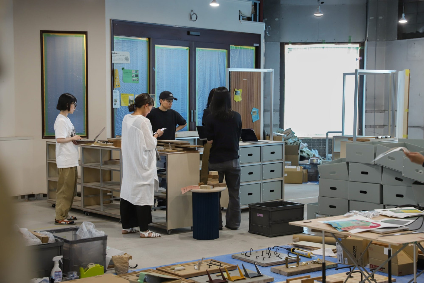 社内のスペースを使い、実際のサイズで展示台や商品を並べて事前のイメトレ中。社内のスペースを使い、実際のサイズで展示台や商品を並べて事前のイメトレ中。