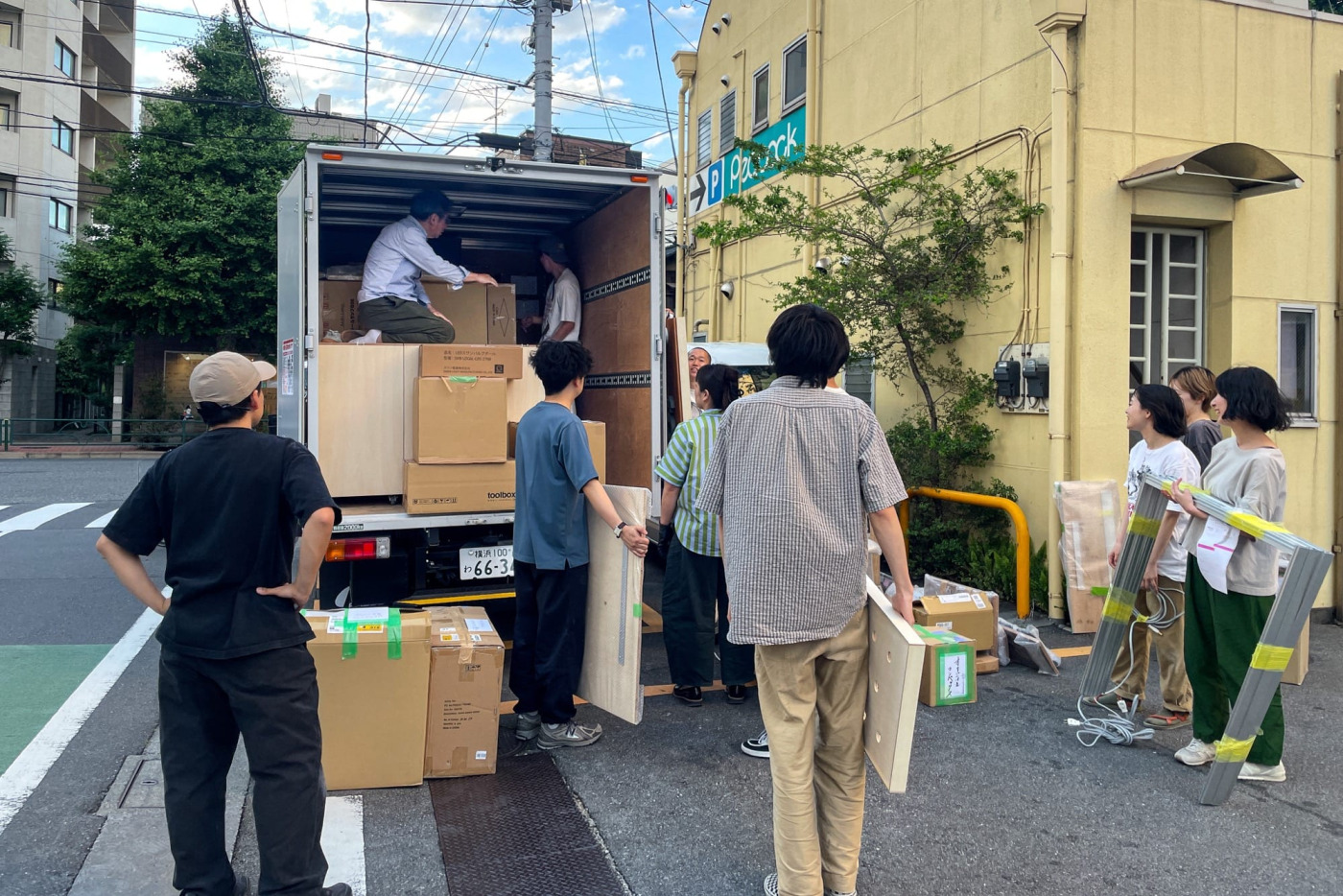 トラックの中にいるのは「オフィスで仕事をしてたら、有無を言わさず連れてこられた」というTBK（ツールボックス工事班）のベテラン田井。頼れる指導のもと、荷物がギッチギチに積み込まれていきます。
