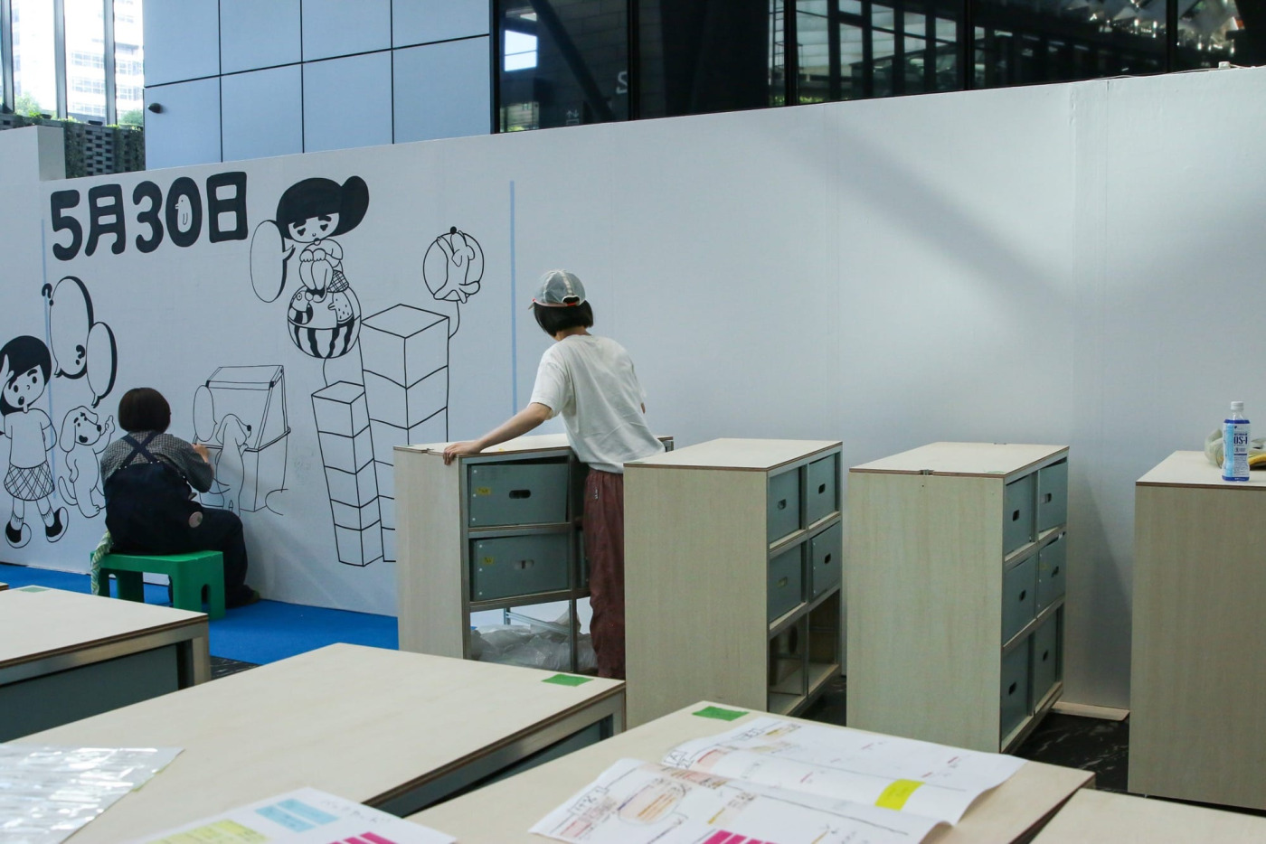 会場では連れてきた展示台を所定の位置に並べるだけ。会期中には、この展示台をお目当てに見にきて下さった方も！