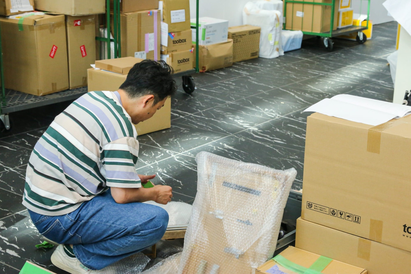 自ら新入社員のごとく、雑用をこなす代表荒川。