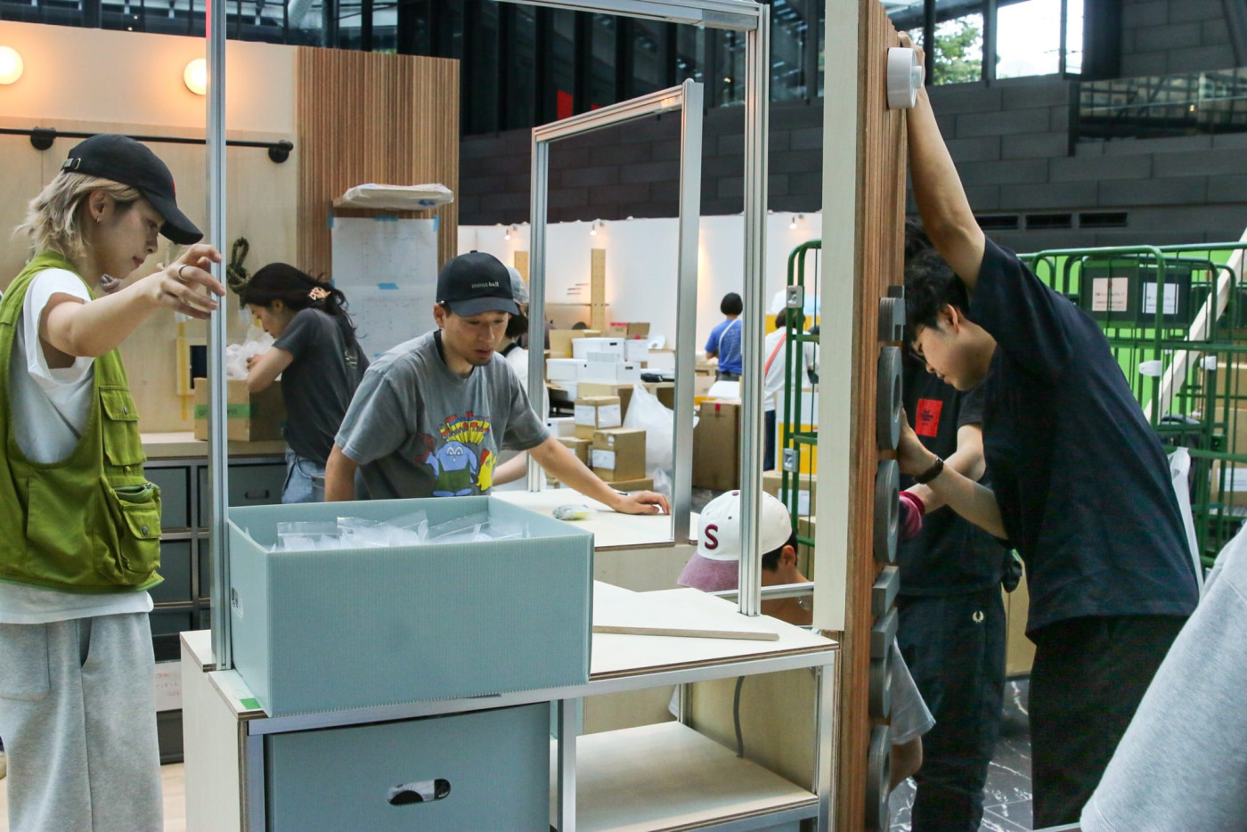 展示台もあるべき位置にぴったりと。一気にブースがお部屋らしく変わっていきます。