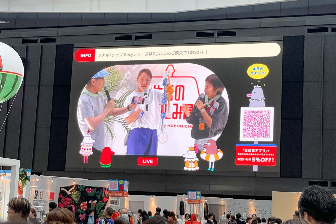時にはブースを飛び出し、会場内のステージへ突撃！スタッフ来生が『手編みロープ照明』会場限定のオリジナルカラーをおすすめさせていただきました。
