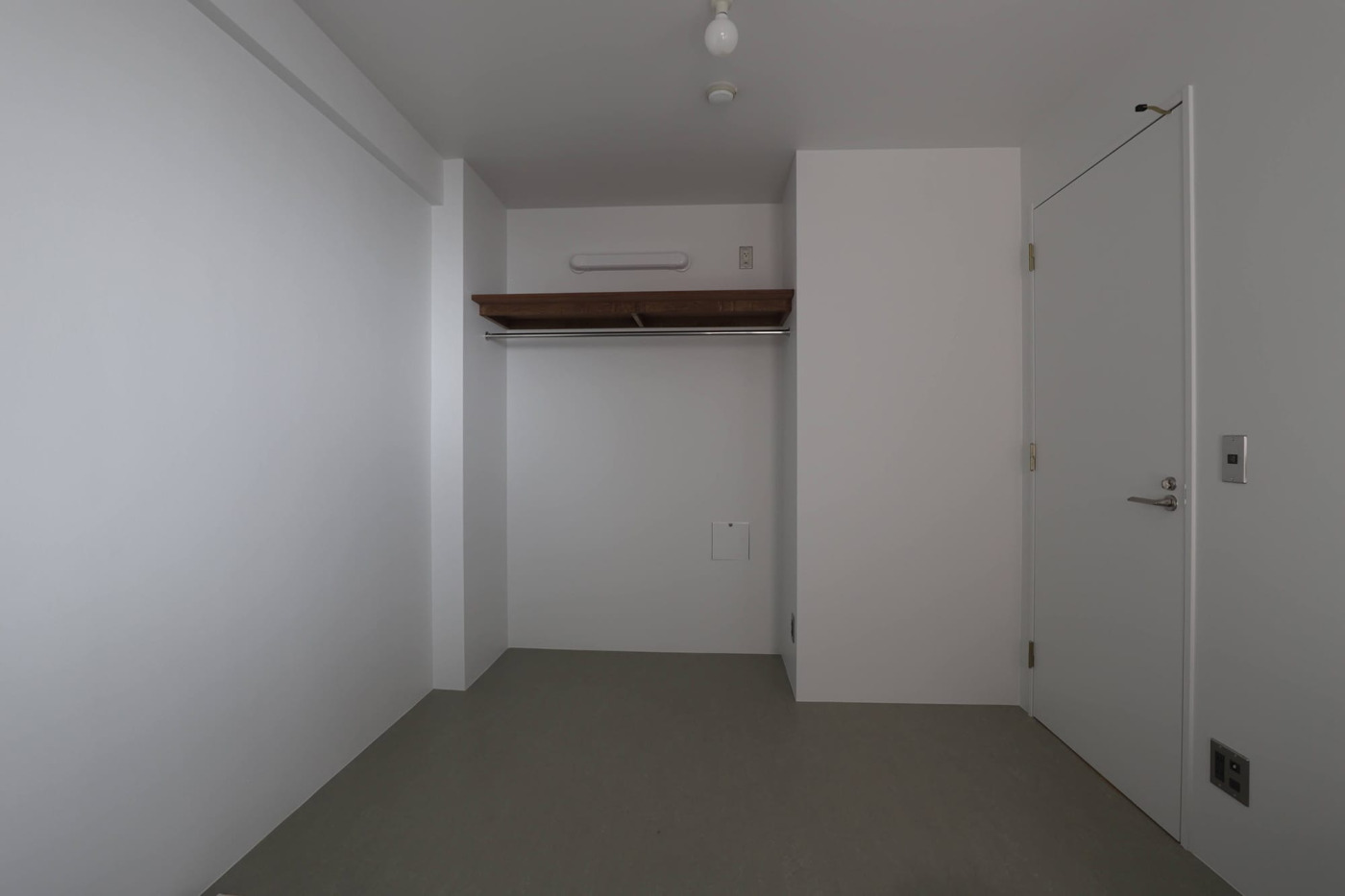 個室は壁紙を剥がし、壁はすべて白塗装に。建具も既存を活かし、上から白塗装を施しています。