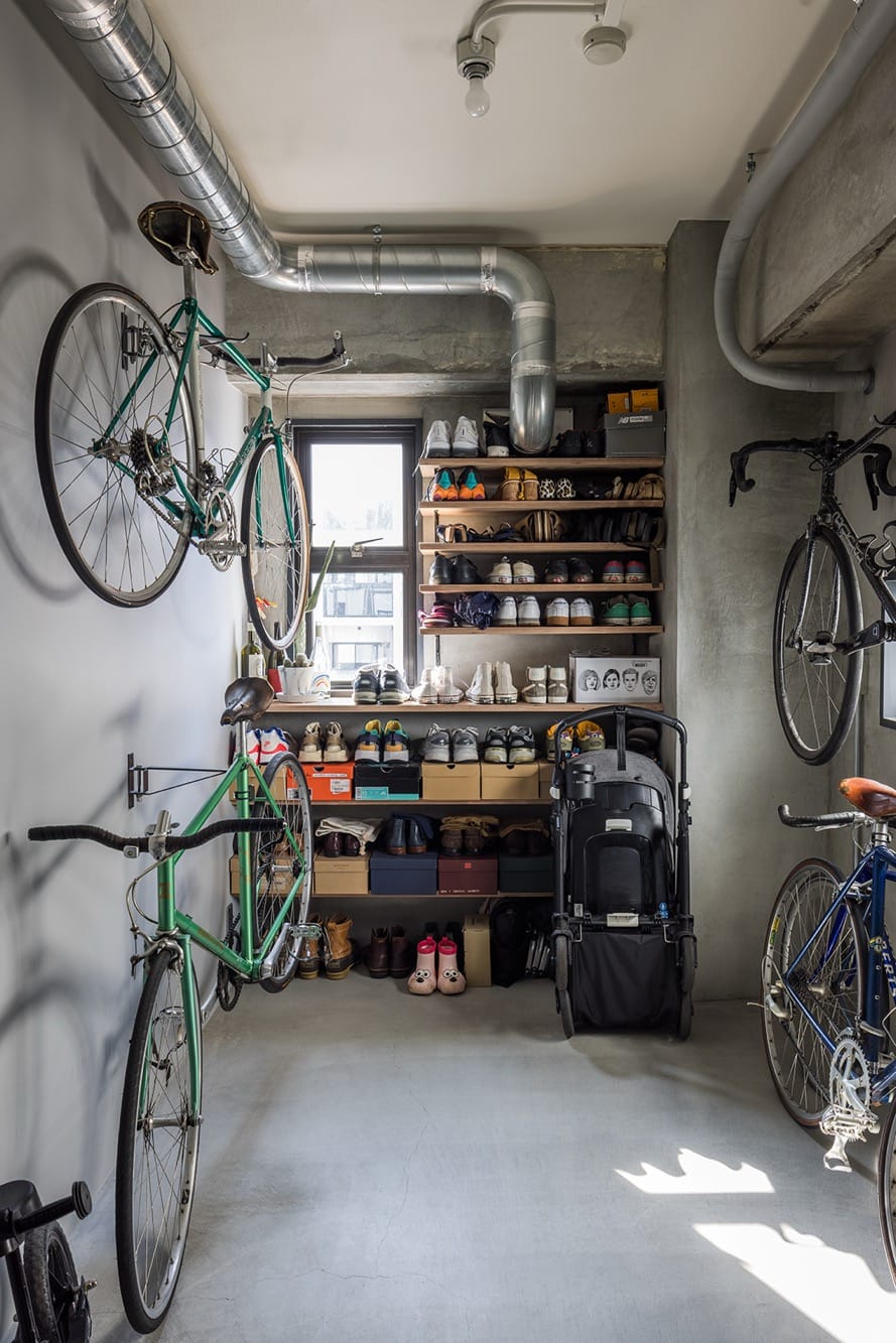 自転車を掛けているのは『自転車フック』。使わない時は壁側に折り畳めます。（撮影：衣笠名津美）