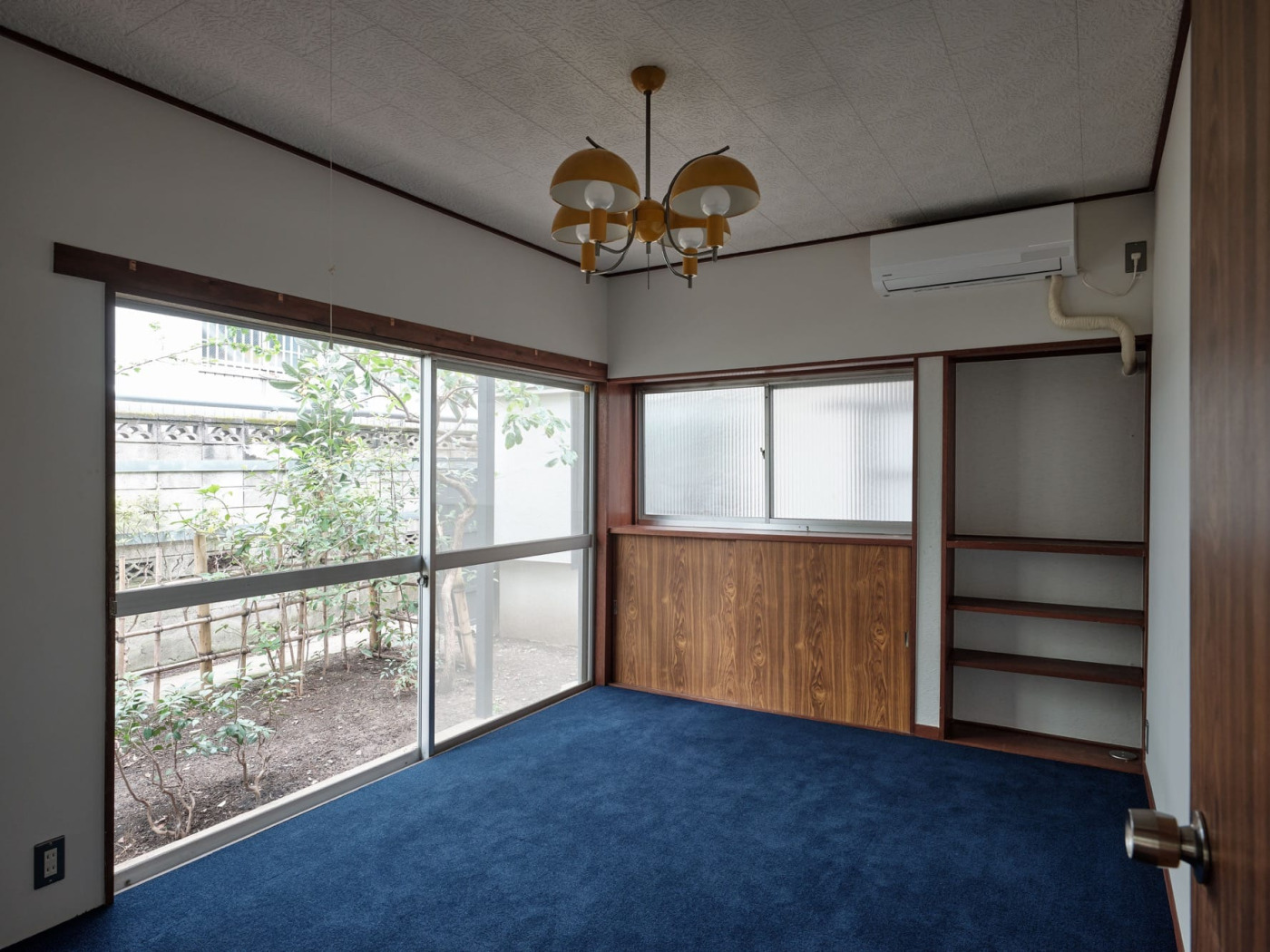 1階の個室は深いブルーの絨毯に。しっかり区切られたそれぞれの個室に個性があるのも、昭和の邸宅ならではの魅力かもしれません。