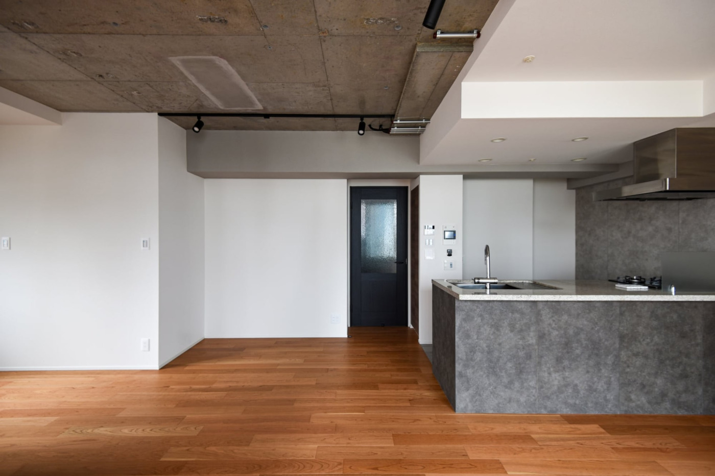 間取りや設備を替えなくても、空間の質は変えられる。築11年マンションを、“足す・引く・整える”でアップデート7
