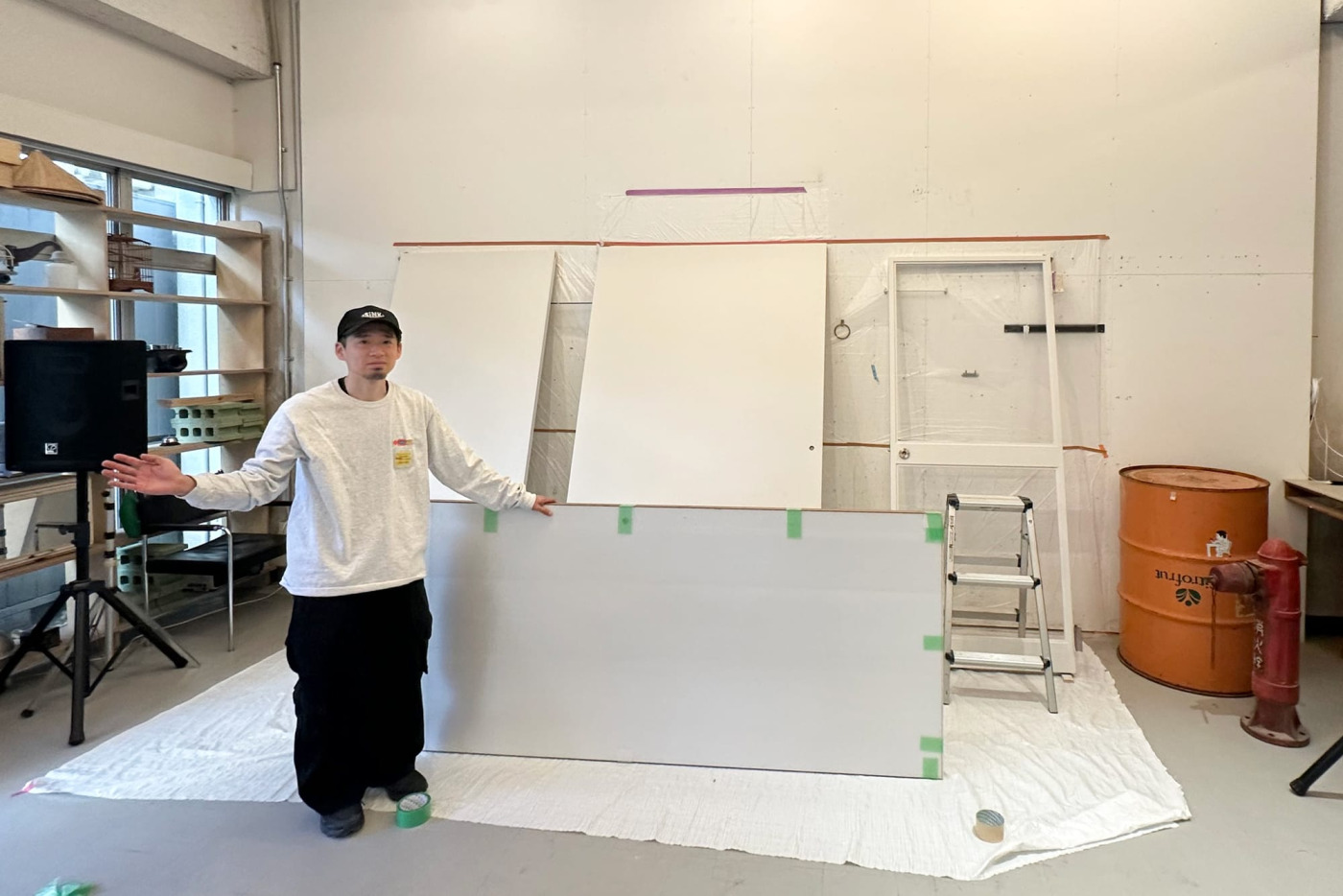 建具の現場搬入前の塗装に立ち合っていた矢板と建具の記念撮影。