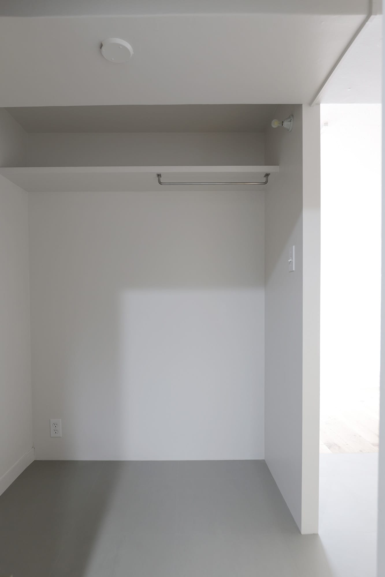 木製シェルビングを取り付けた壁は、これまでオフィス側から丸見えだったトイレの入口を隠す役割も。その裏側にはコートを掛けられるスペースを設けました。目隠しへの配慮と使い勝手の良さを両立しています。