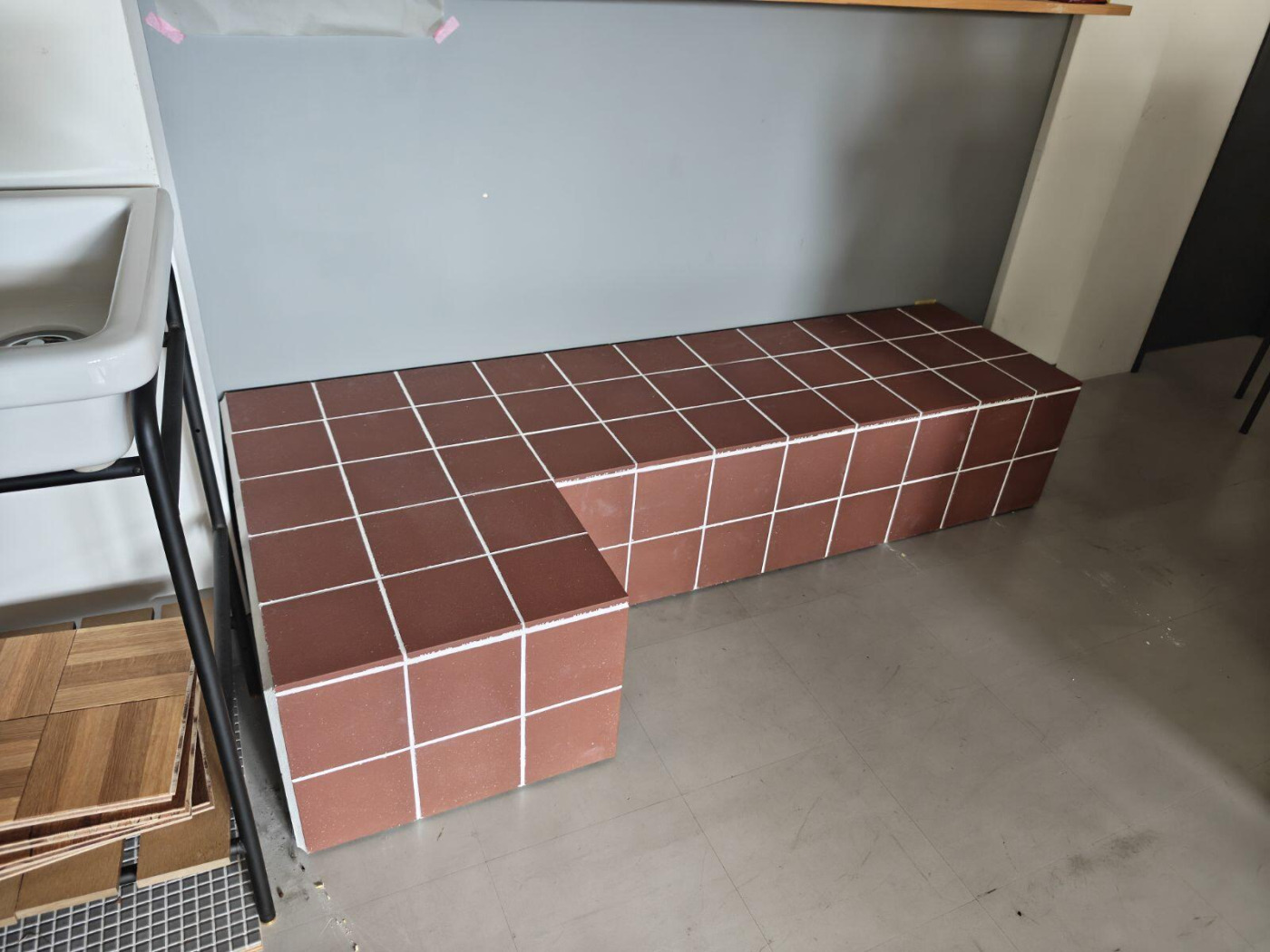 タイルベンチをDIY！立体に貼るときの割り付け・納まりから厚みのあるタイルの目地詰めまで101