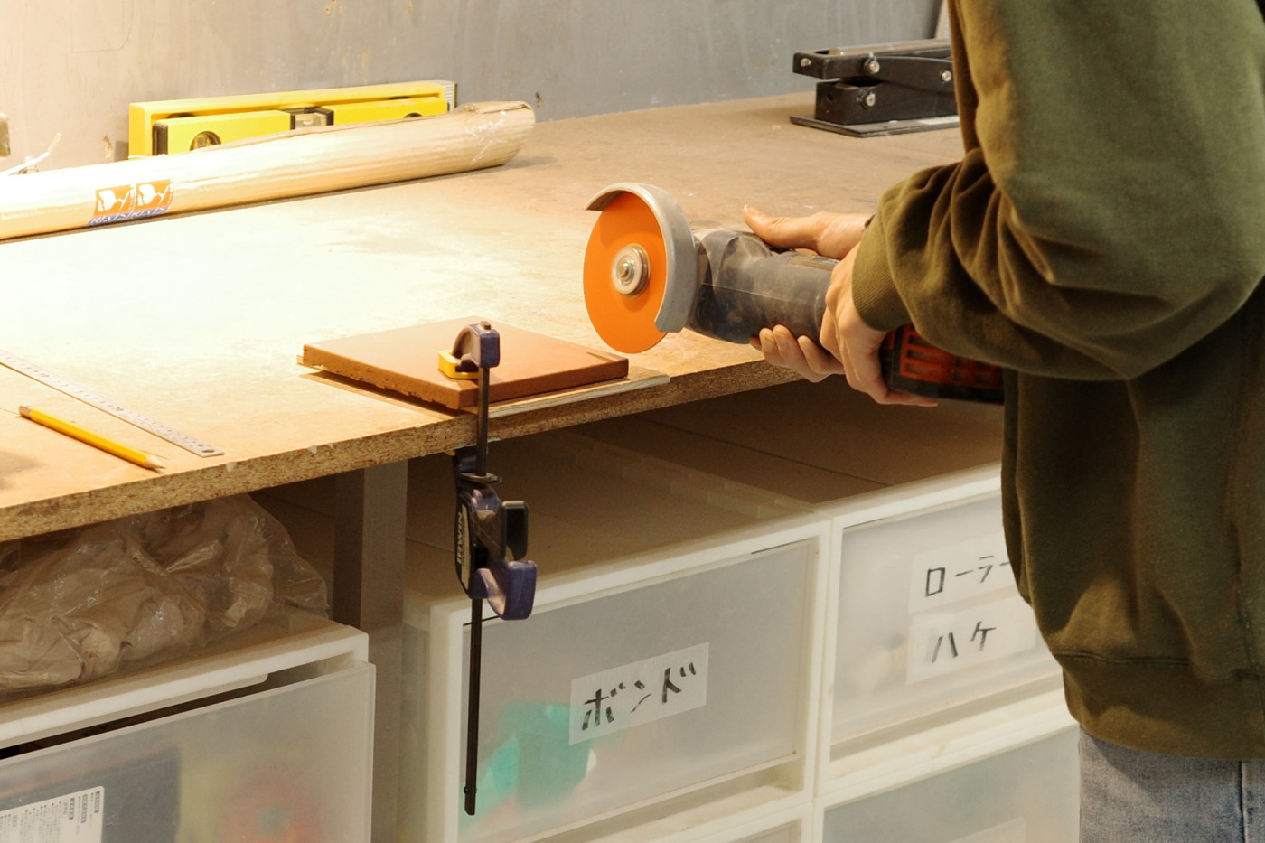 火花が飛んでいる！ゴーグルの着用が必須です！自分でカットするにはなかなかハードル高そうです……。