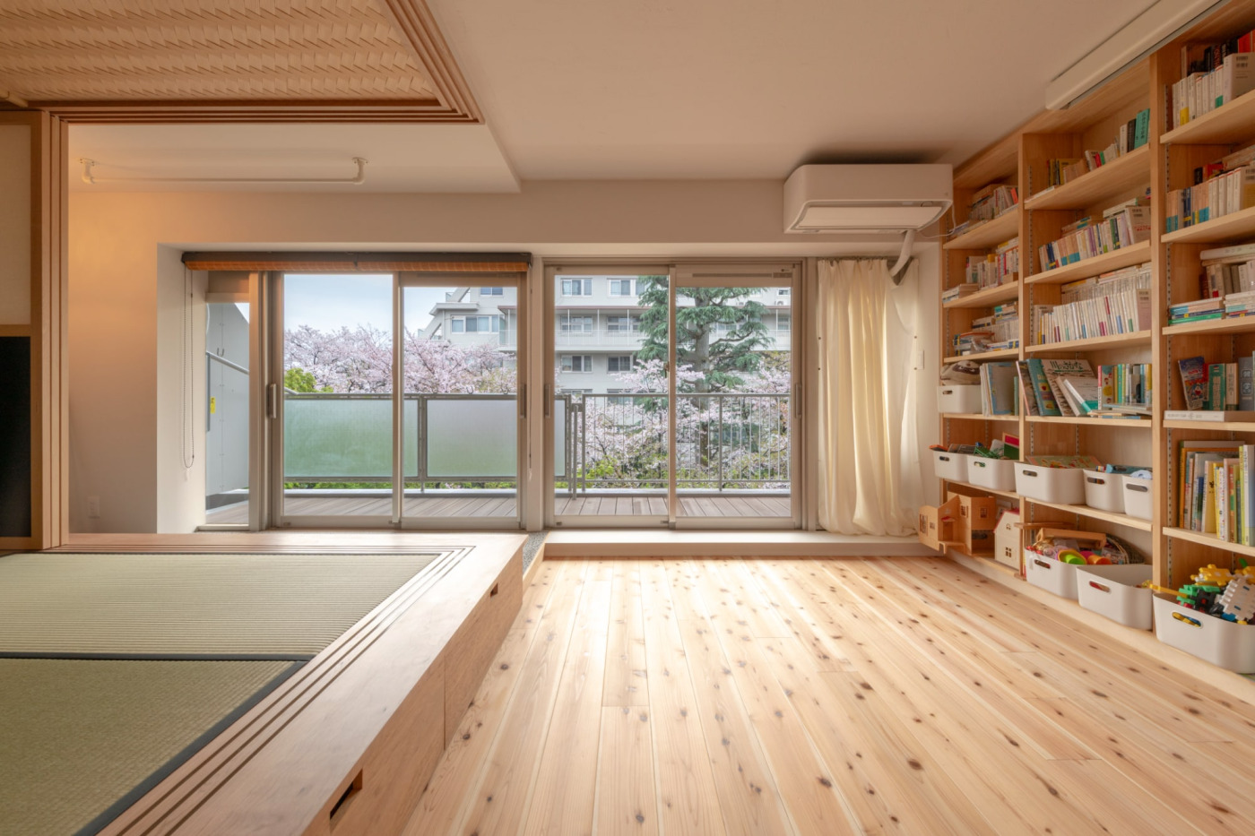 窓外に見えるのは桜の木。緑が豊かな環境だったこともこのマンションに惹かれた理由。