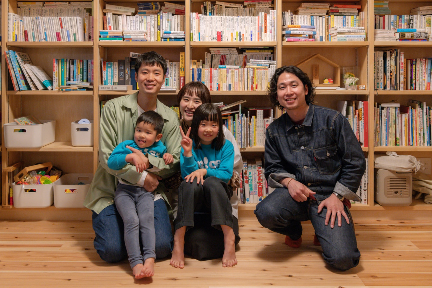 ユウタさんミキさんご家族と、紡ぎ舎の秋山さん。