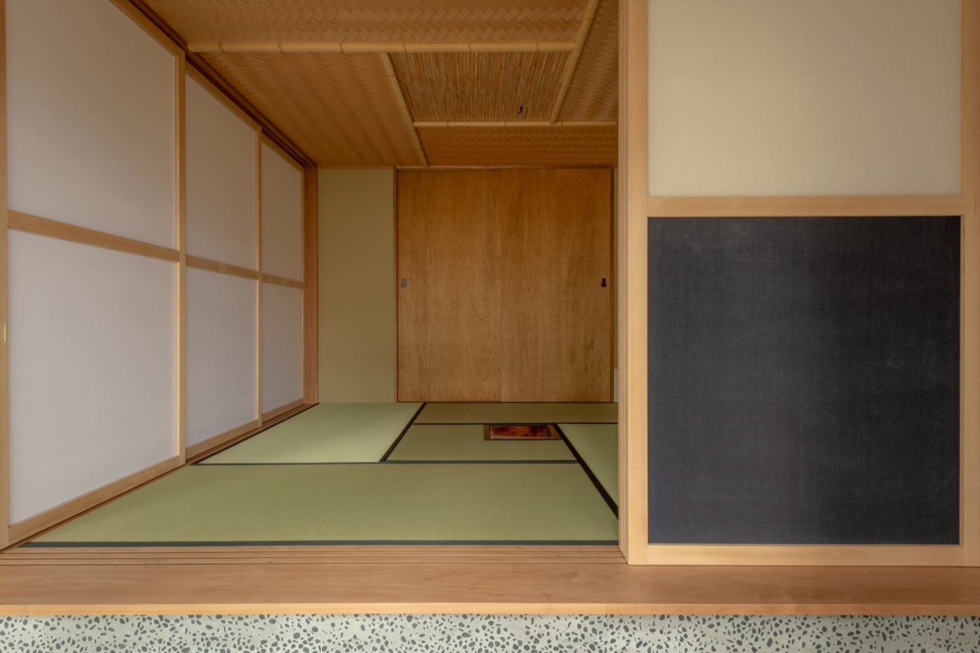 寝室として使う際は、炉に蓋をして使用しています。