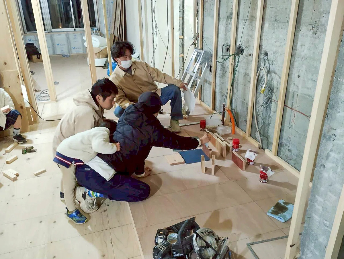 工事中の現場で打合せをするご家族と秋山さん。DIYにも挑戦し、つくる過程そのものを楽しみながら家づくりに取り組みました。