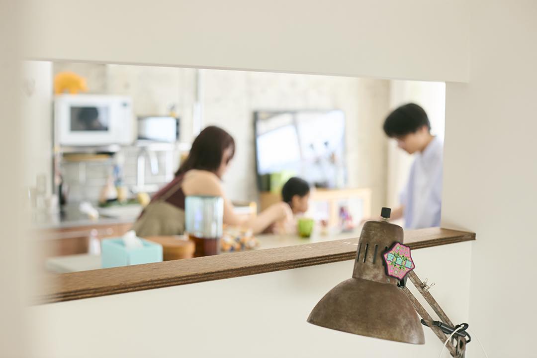 デスクランプには安全牌のマグネット。細かなところにお施主さんの遊び心を感じます。