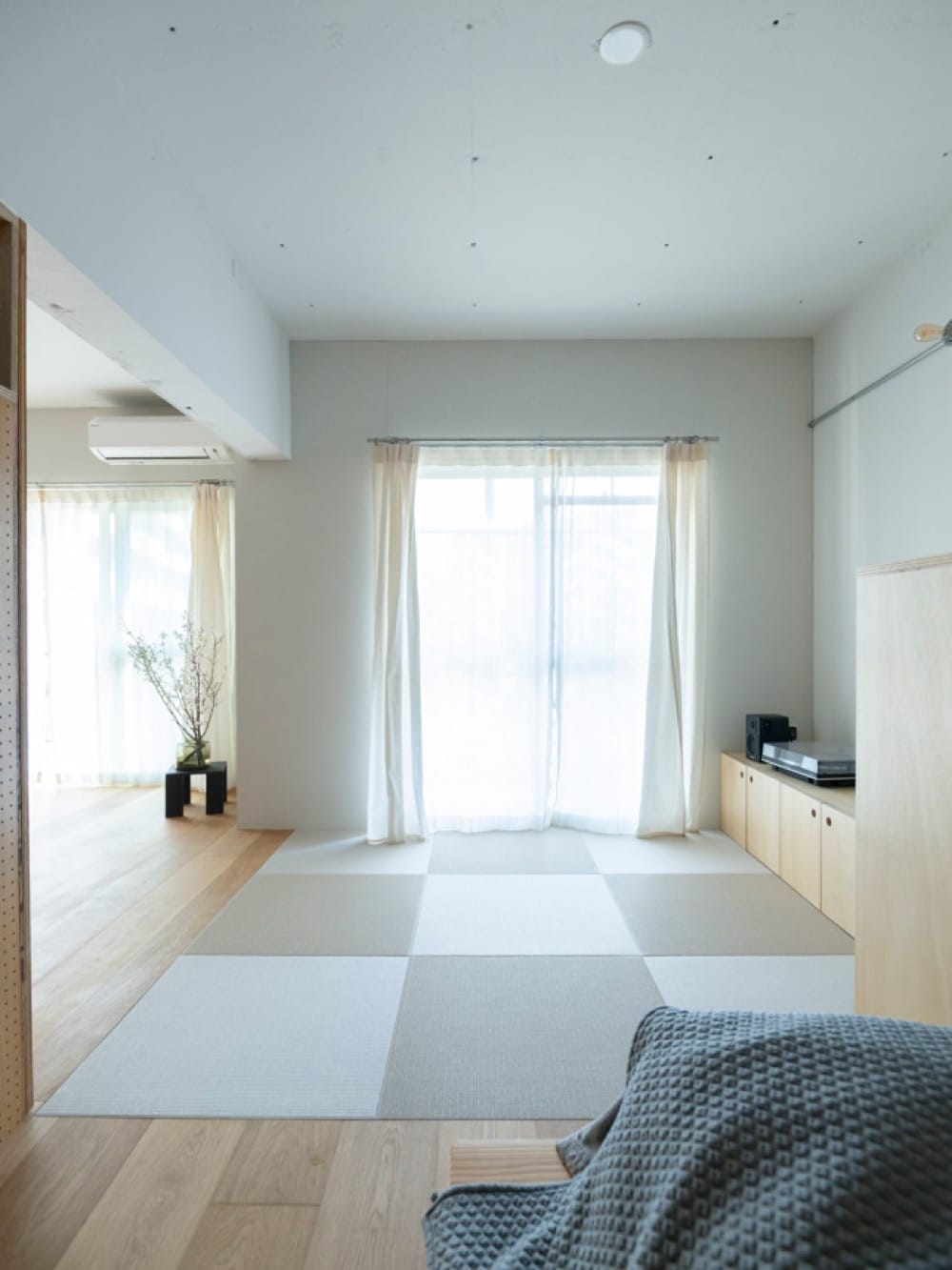 あちらこちらで腰掛けて。間仕切りアイデアで居場所を生み出す、80㎡のゆったりワンルーム13