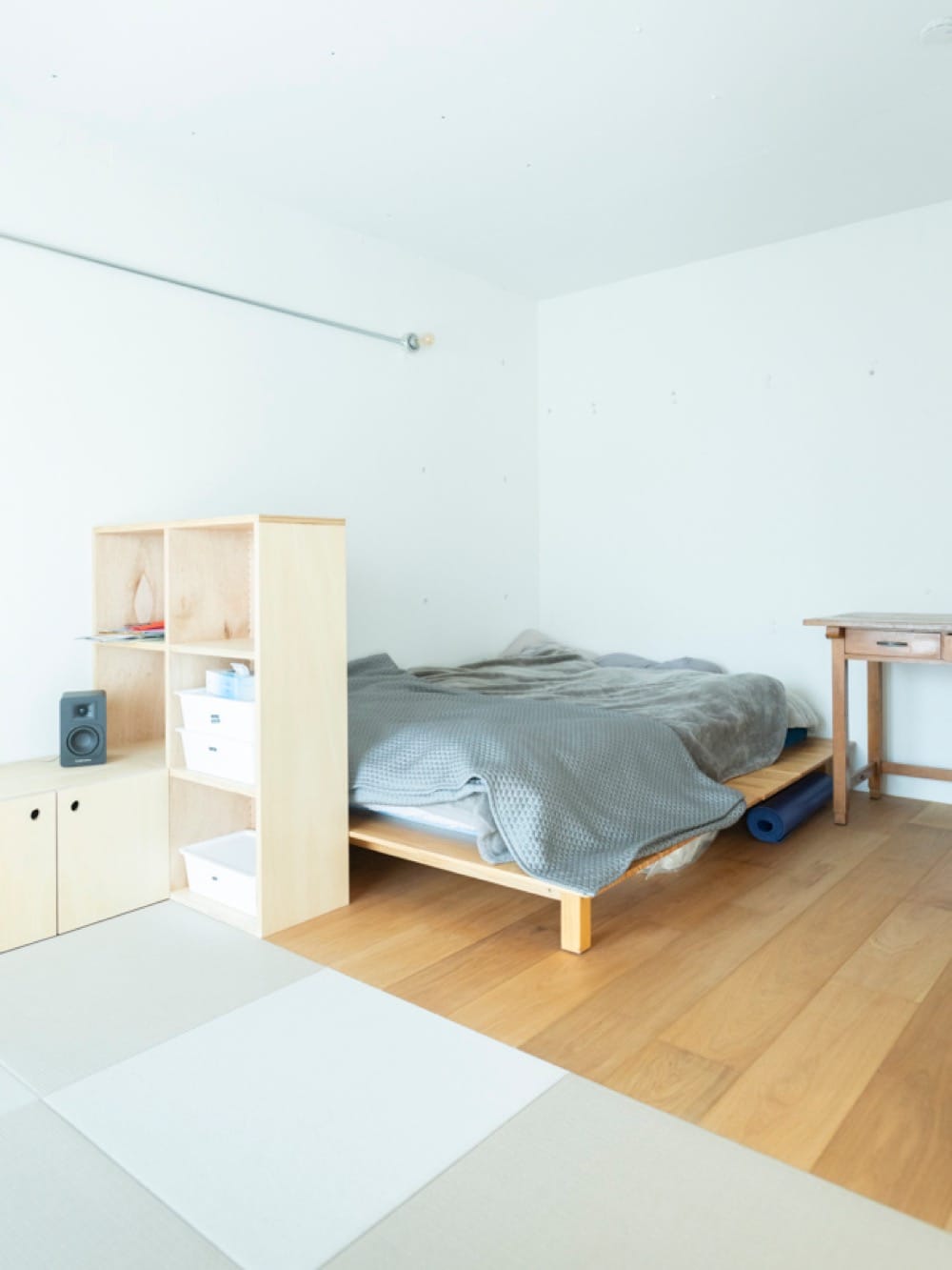 露出配管に『工業系レセップ』が、シンプルな空間のアクセントに。