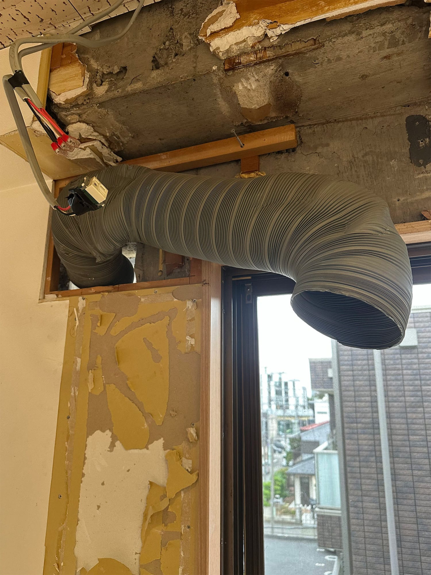 BEFORE：四角く空いていたダクト開口部