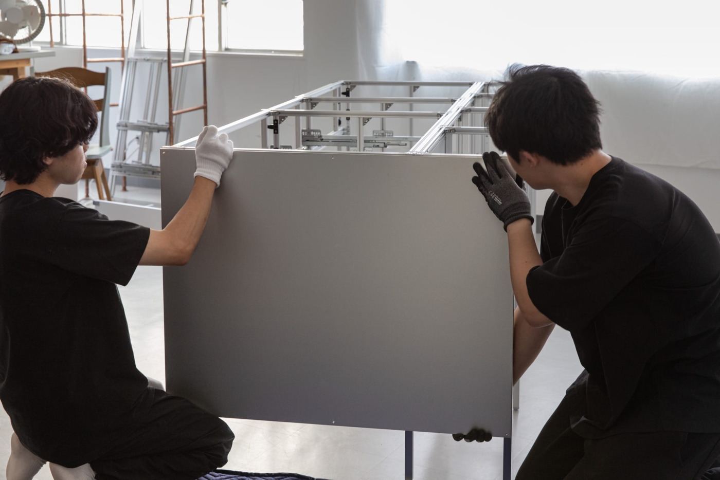 水平垂直を揃えながら、フレームの穴とサイドパネルの穴がピッタリ重なるように合わせます。
