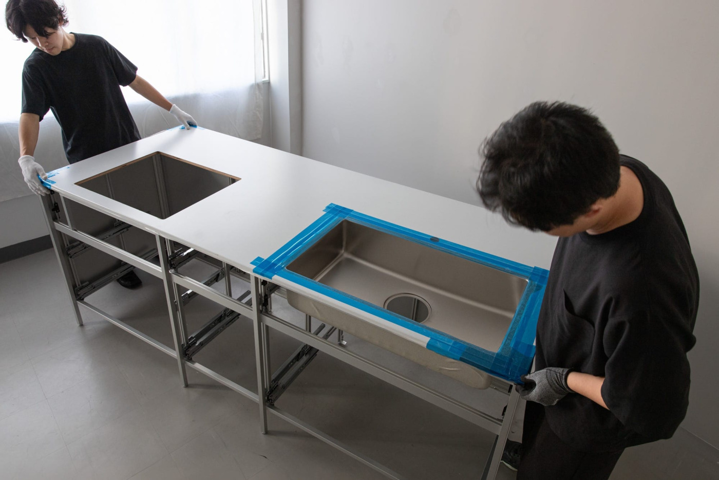 天板を持ち上げて載せるのは二人でも作業できますが、運搬にはもう一人補助がいてくれると安心です。