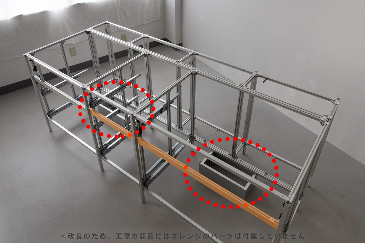 分かりにくいですが足元に付け足されたボックスのようなものが「配管隠し」です。