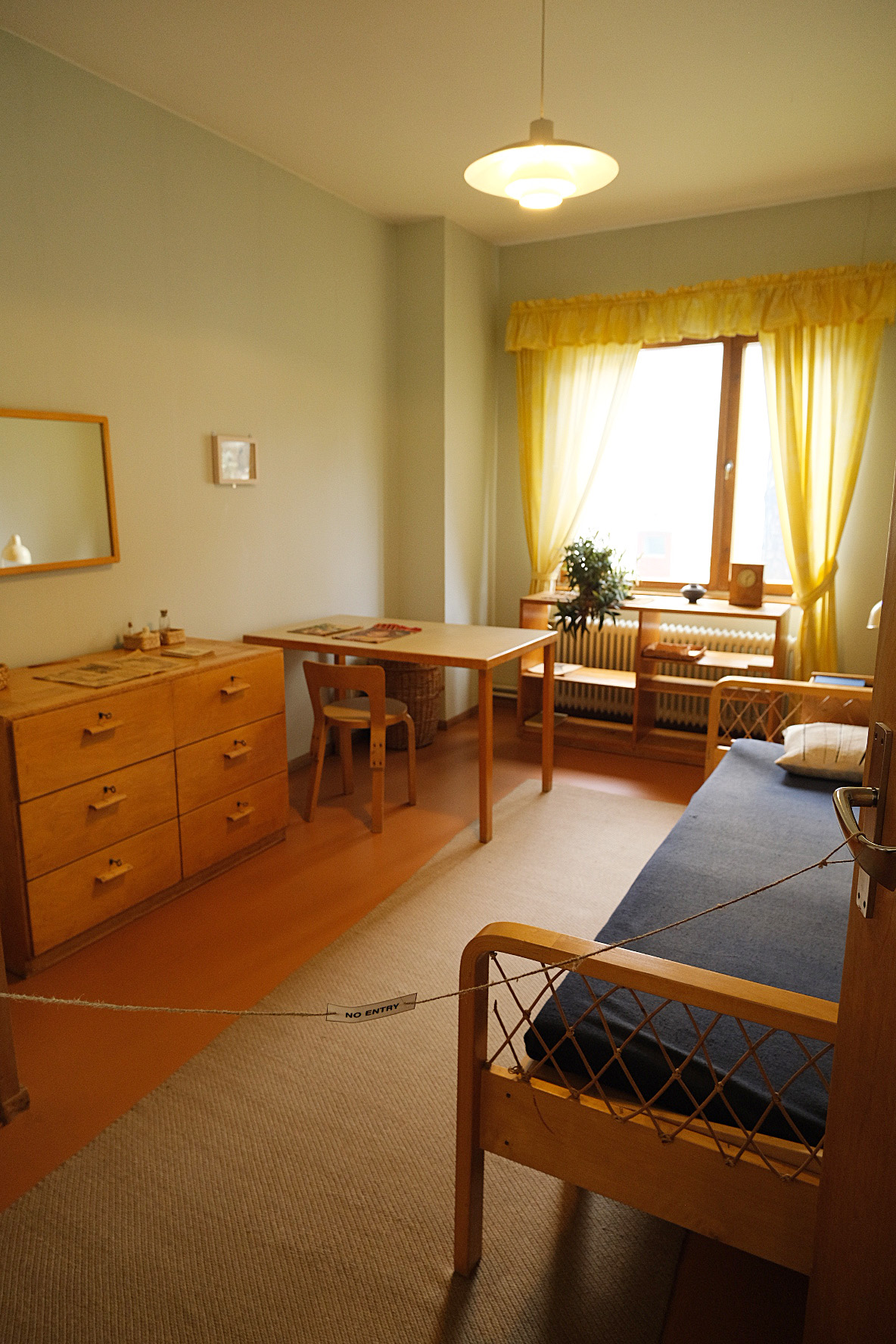 アアルト邸。確か子供部屋だったかと思います。ちょっとツヤっとしたオレンジの床が印象に残っています。
