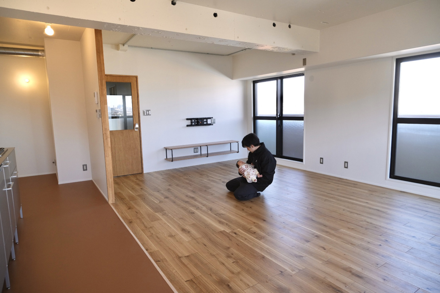 産後、現場へ行く時は、娘にも付き合ってもらっていました。こちらは引き渡し時の様子。