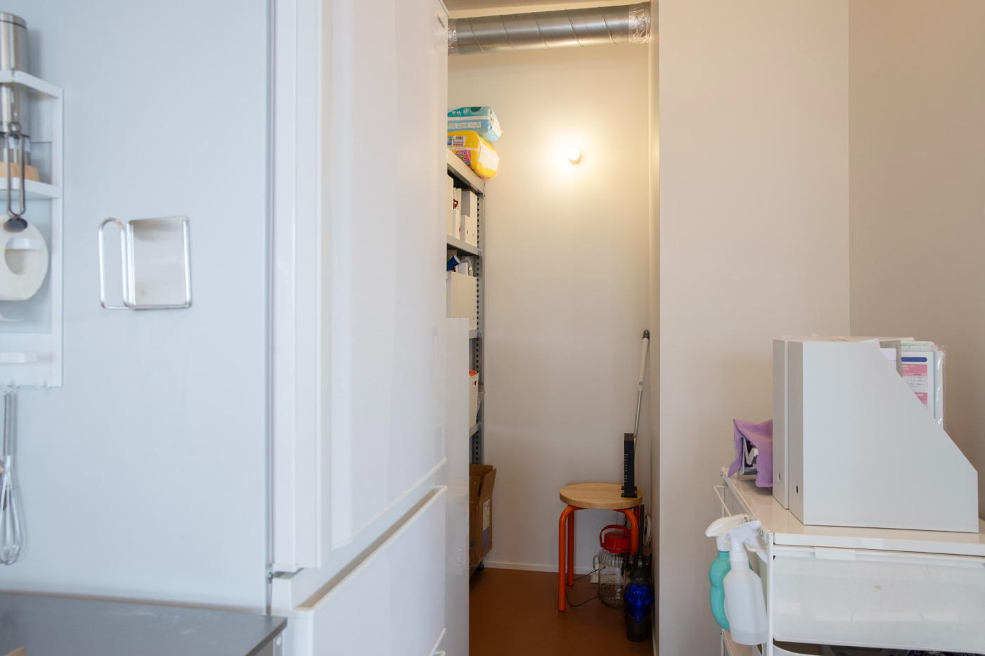 キッチン横のパントリー。向かって右奥の壁は掃除用具の収納コーナーにできるよう、下地を入れてもらいました。浅めの棚にするか、有孔ボードを貼るか、ツールバーをつけるのか……。未だ答えが見つかっていません。