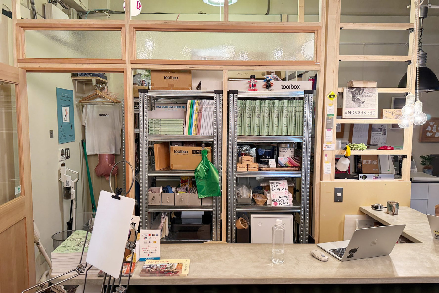 ショールーム入店後、すぐ左手にある受付カウンター。お客様のお声がけにすぐに対応できるよう、スタッフが常在しています。