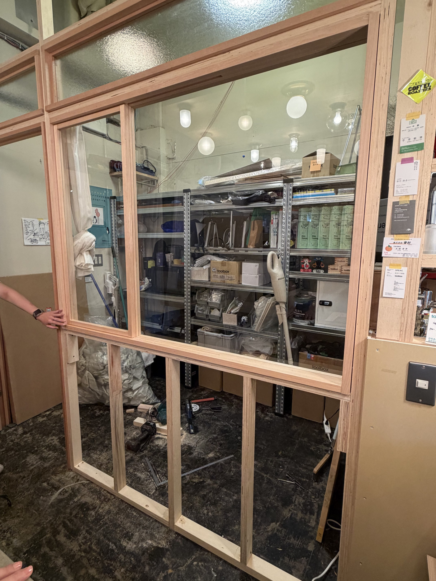 あっという間に設置された木製ガラス窓。下部の補強材も、事前の打ち合わせどおり追加されています。