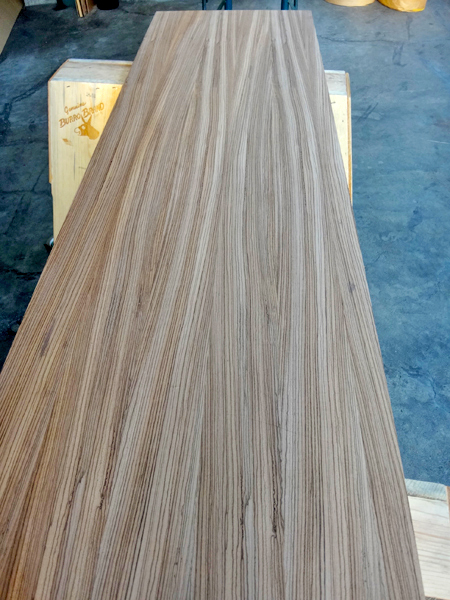 突板合板 ゼブラ柾目 PS-TT005-03-G024 真っ直ぐに伸びるハッキリとした木目が渋カッコいい（写真は無塗装）