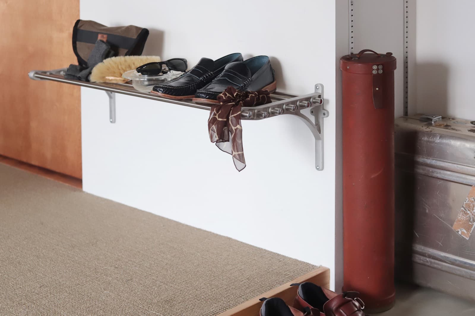 ハンガーラック W900 SF-RK009-03-G239 玄関の壁に取り付けて、靴や出かけるときに必要なアイテムを収納したり（写真はW900）