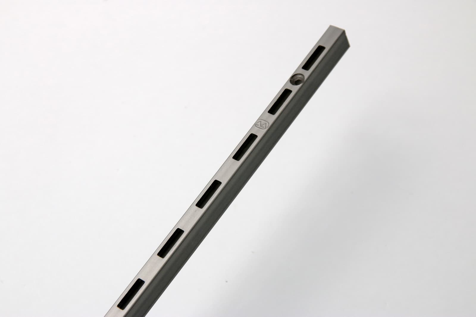 ウォールディスプレイパーツ レール シングル L1820 PS-BK007-05-G207 マットで渋い表情を持つ「サンセン材」と呼ばれる鉄材