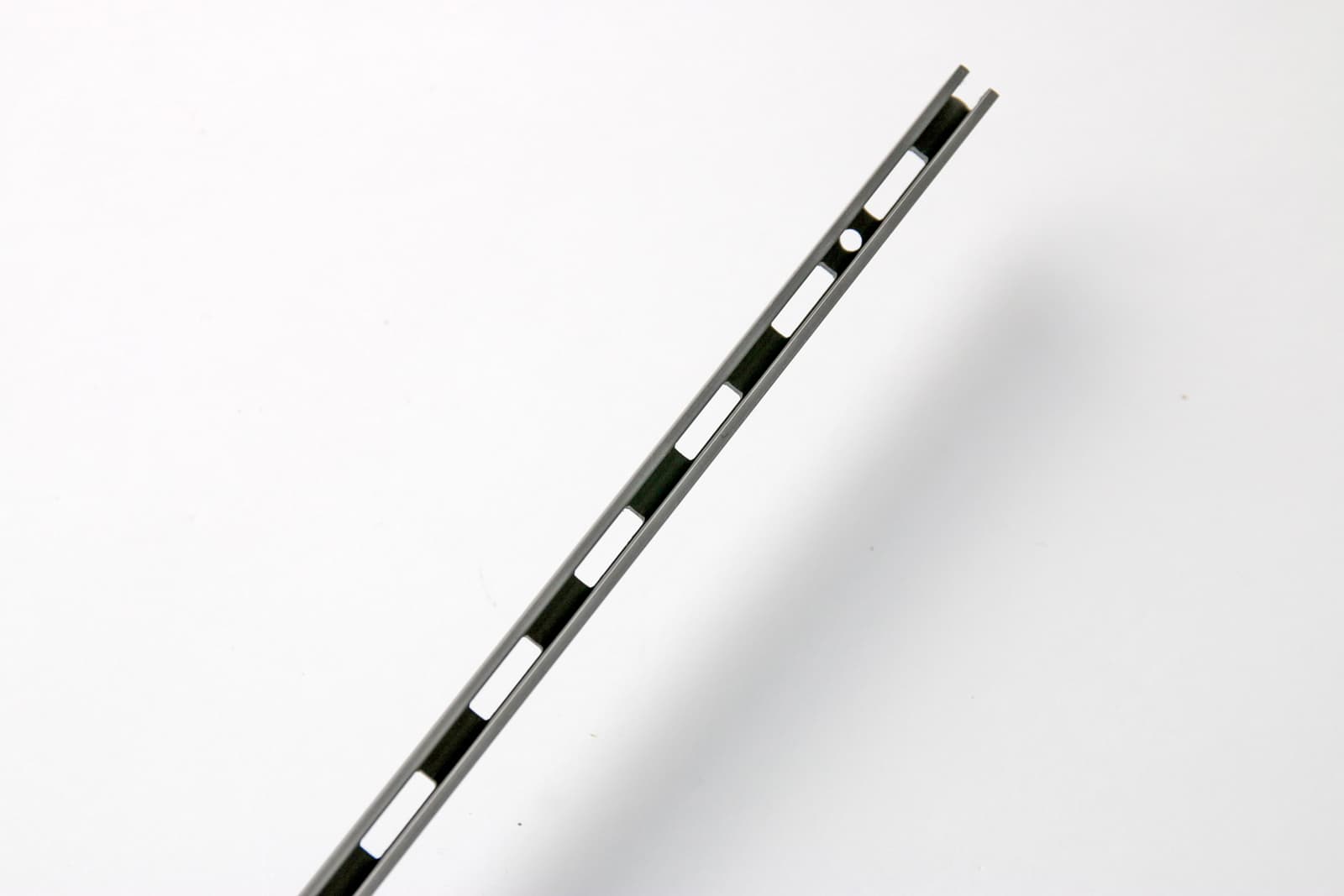 ウォールディスプレイパーツ レール シングル L1820 PS-BK007-05-G207 裏側の様子