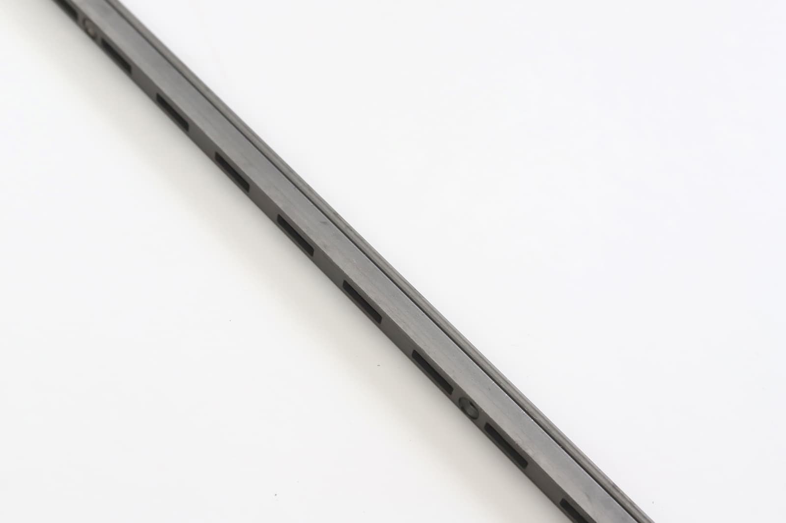 ウォールディスプレイパーツ レール シングル L1820 PS-BK007-05-G207 側面の様子（仕様が変更になり、ラインが引かれるような見た目になりました。他で仕様変更前の写真も使用しておりますが、こちらの写真が最新の側面の様子になります）