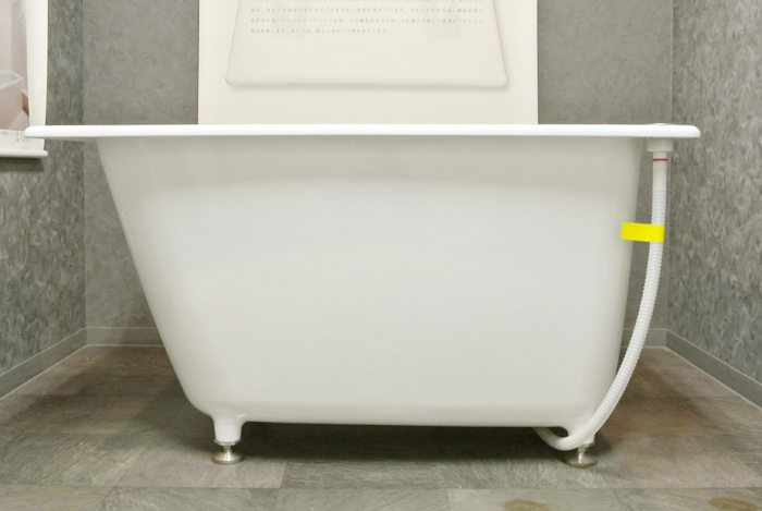 鋳物ホーロー浴槽 1570 スタンドタイプ KB-BT004-08-G122 ちょこんとしたフォルム（写真はスタンドタイプ。現在のスタンドタイプの仕様はゴム栓となっております）