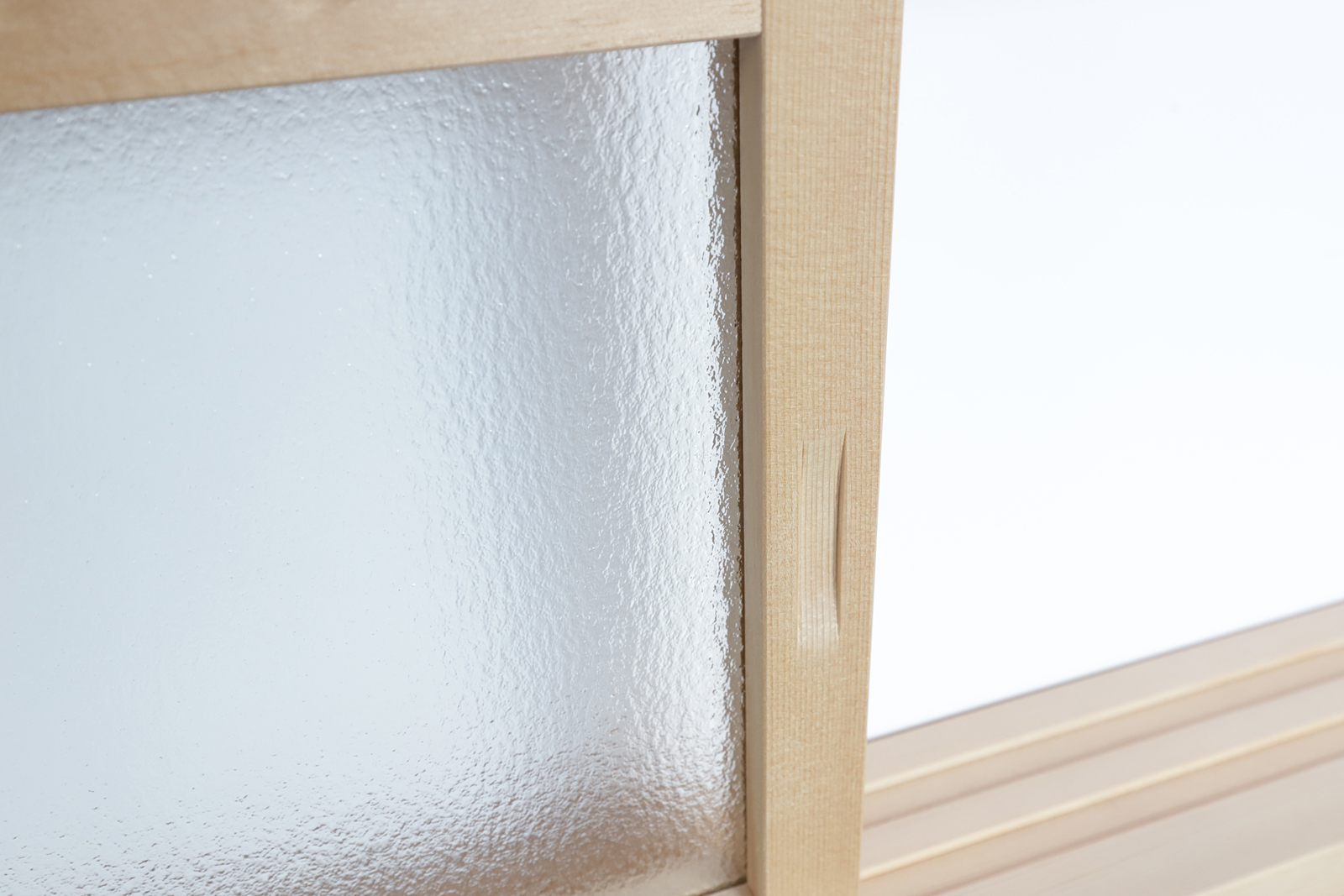 木製室内窓 横長引き違いタイプ サイズオーダー DW-DR008-05-G164 昔ながらの形状の引き手が彫り込まれています