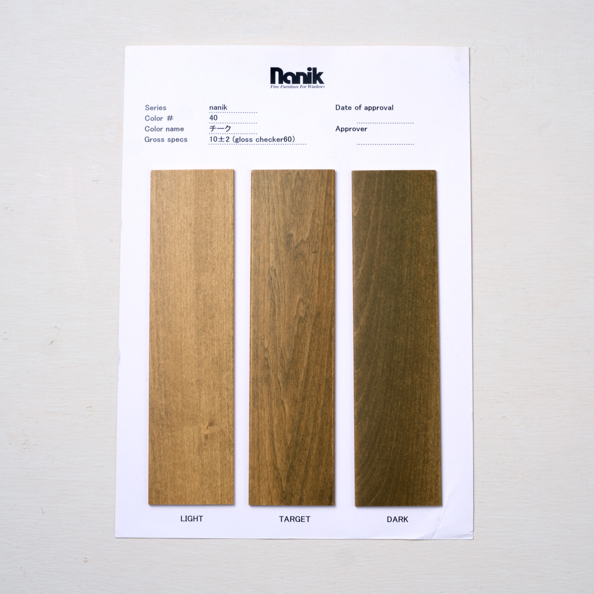 ウッドシャッター 折れ戸タイプ（片開き） DW-DR005-04-G140 チーク色見本。木目や色味には個体差があります