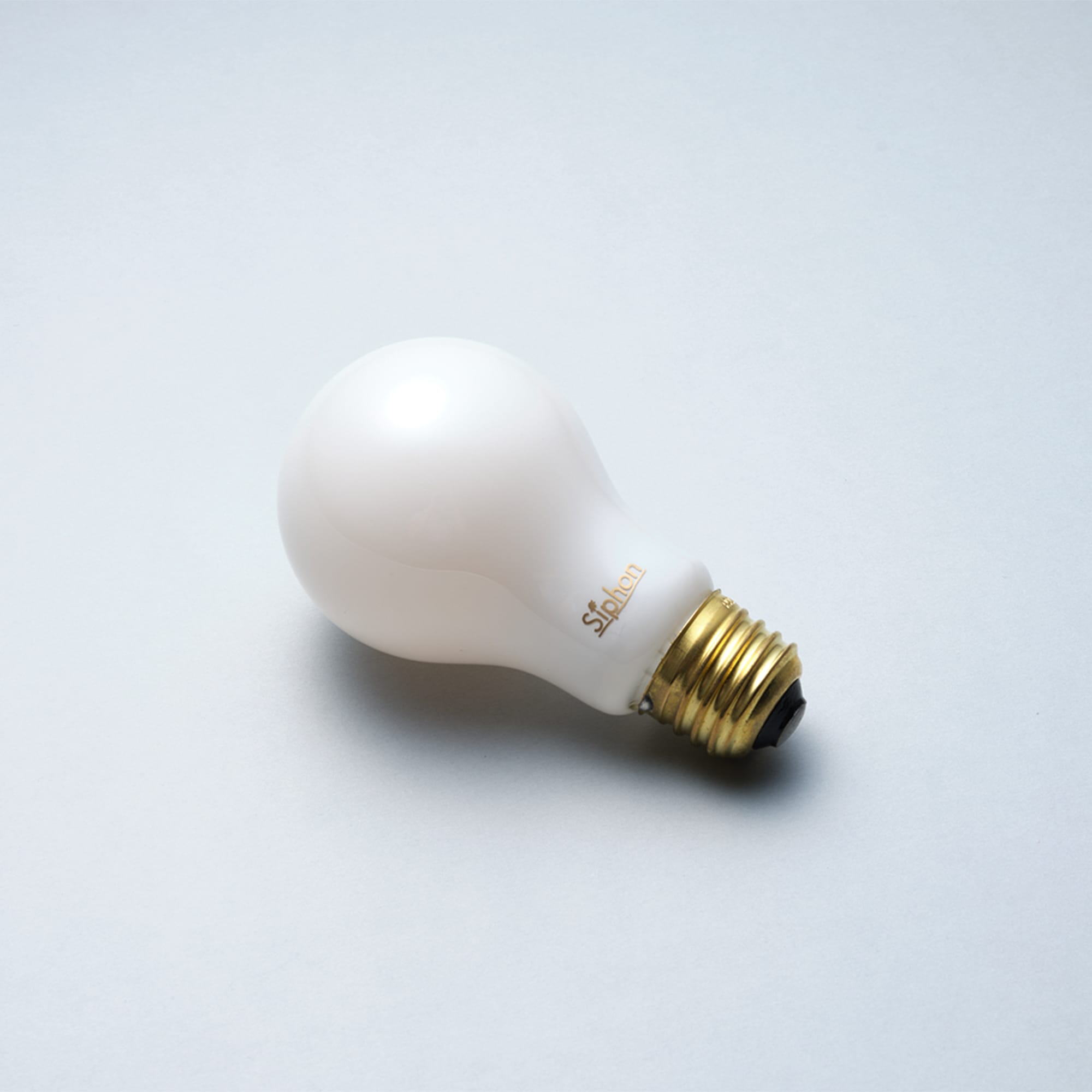 フロストLED電球 φ60(E26)40W相当 スノー 2700K電球色 LT-BB008-04-G141 白熱電球にそっくりの見た目ですが、LED電球なのです