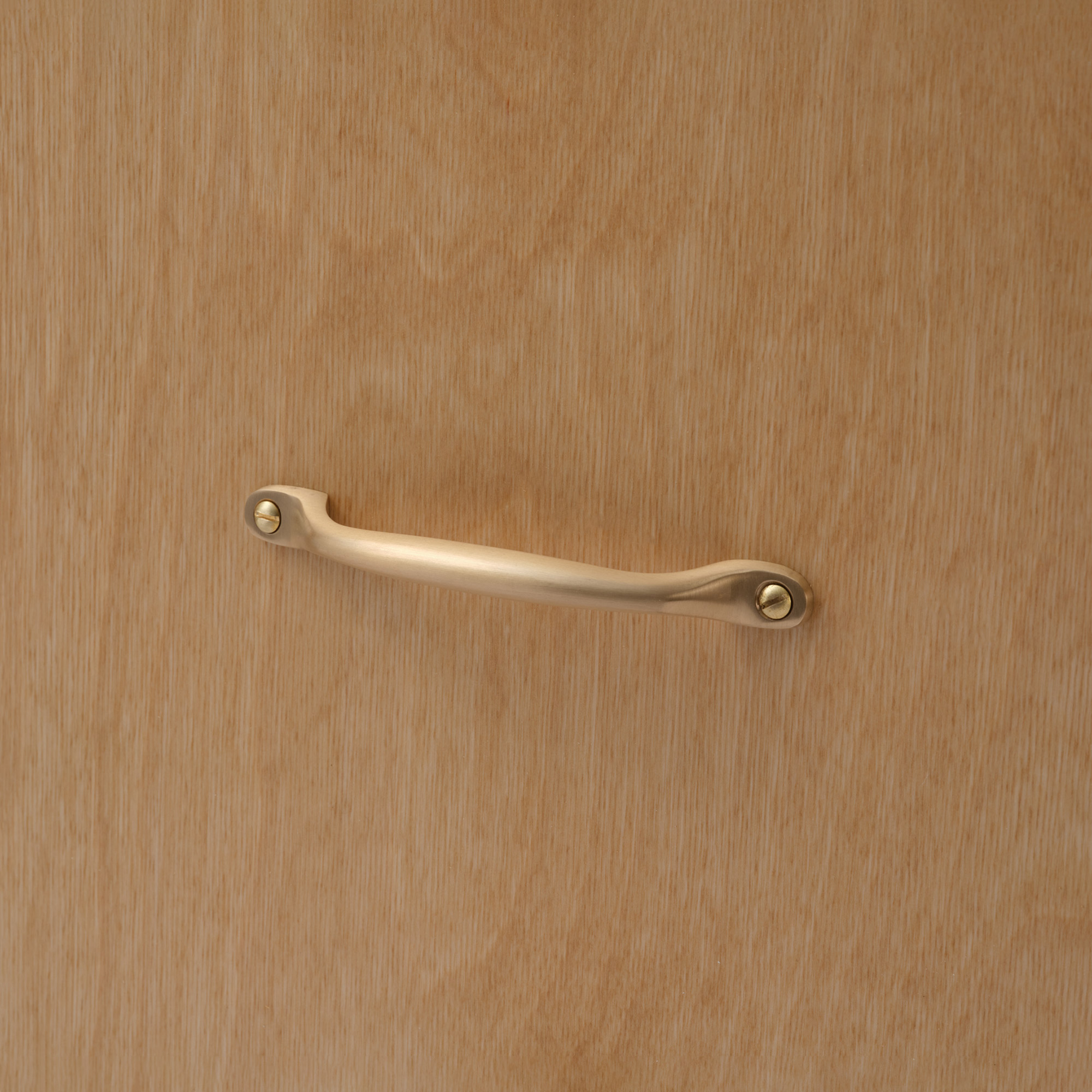鋳物キッチン把手 ハンドル 真鍮 PS-HD018-11-G141 バーチ材と合わせたイメージ