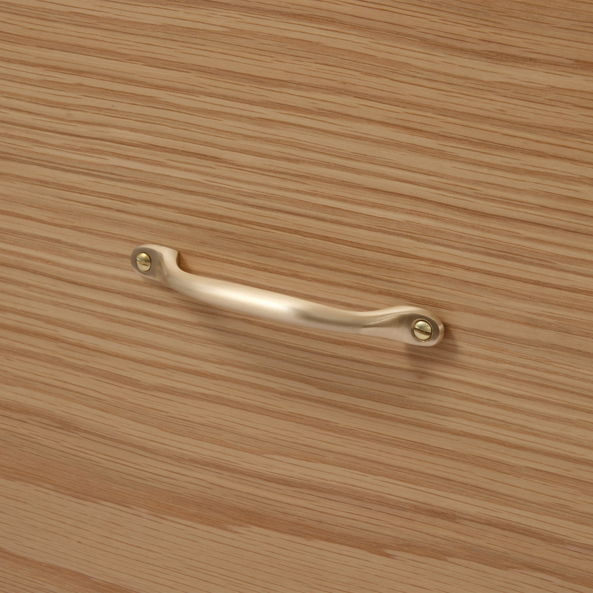 鋳物キッチン把手 ハンドル 真鍮 PS-HD018-11-G141 オーク材と合わせたイメージ