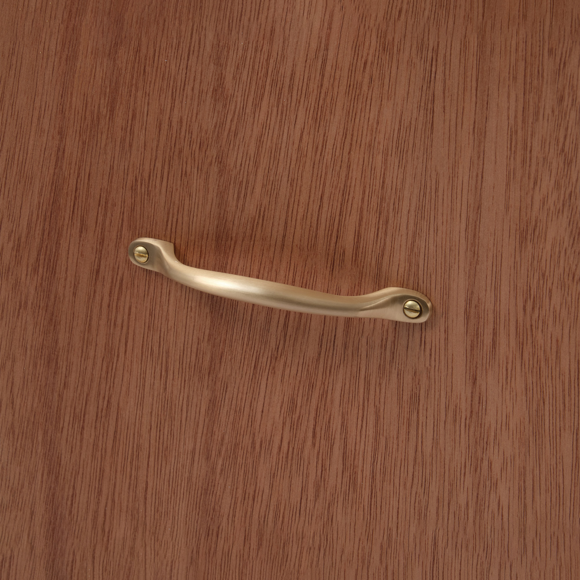 鋳物キッチン把手 ハンドル 真鍮 PS-HD018-11-G141 ラワン材と合わせたイメージ