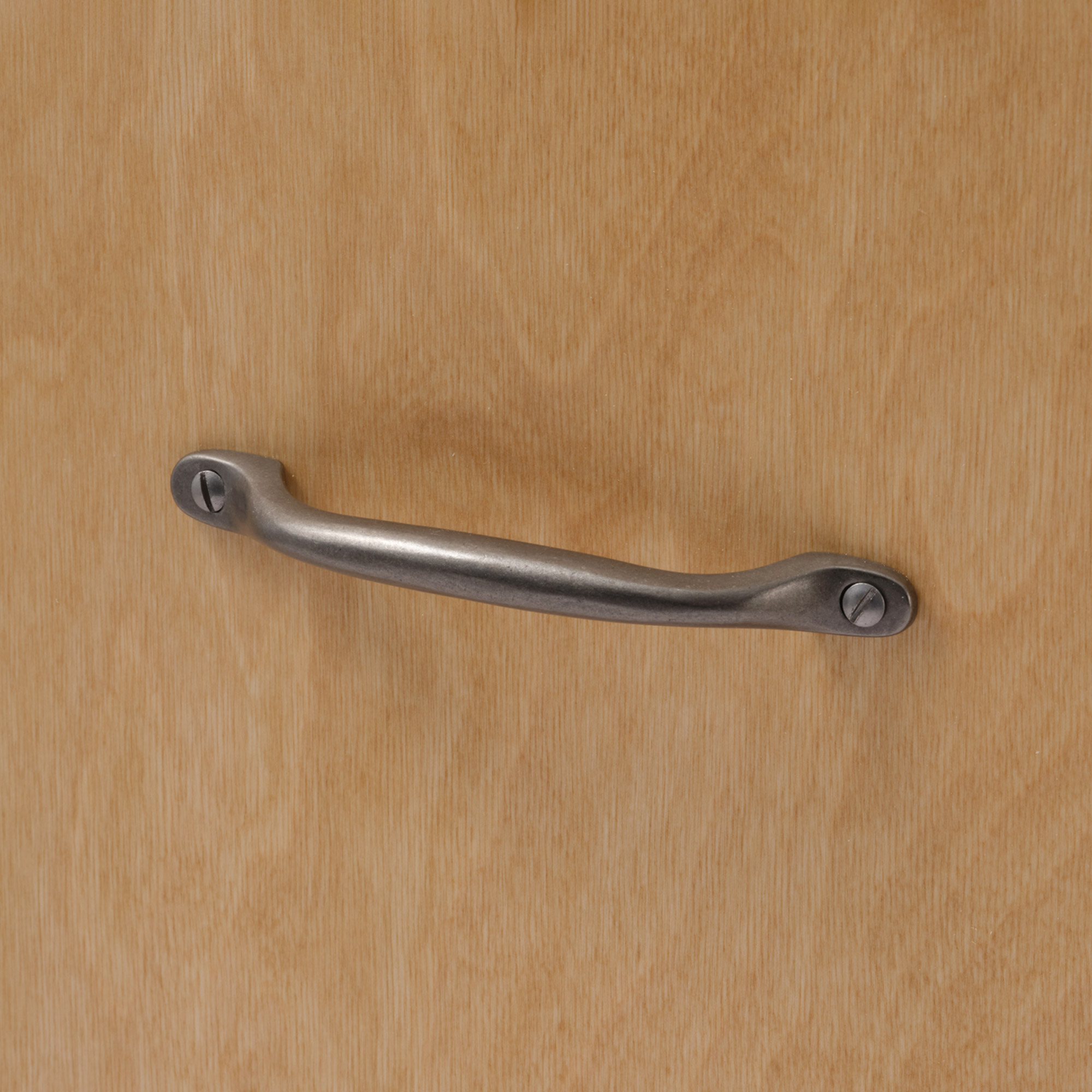 鋳物キッチン把手 ハンドル 鋳鉄 PS-HD018-04-G141 バーチ材と合わせたイメージ