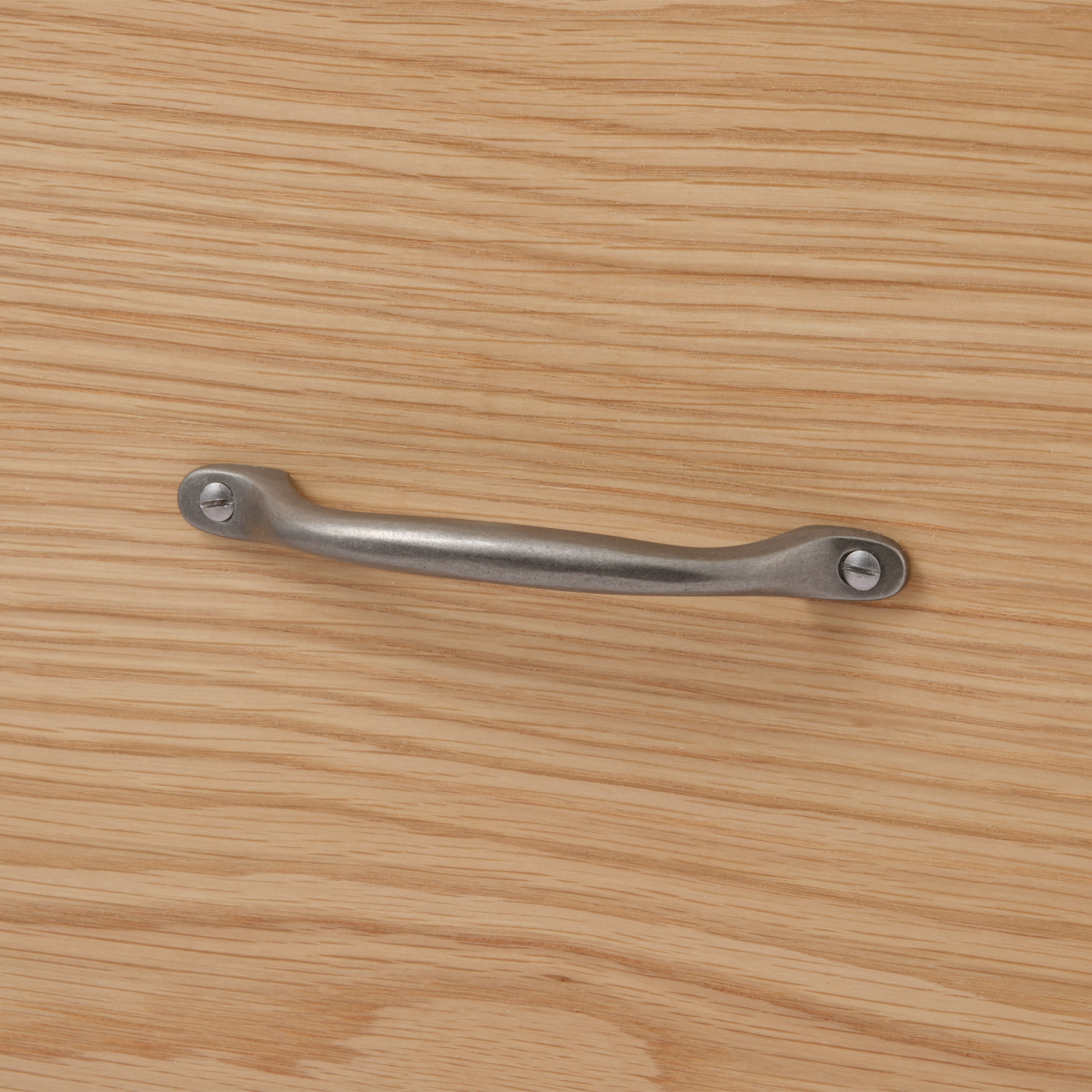 鋳物キッチン把手 ハンドル 鋳鉄 PS-HD018-04-G141 オーク材と合わせたイメージ