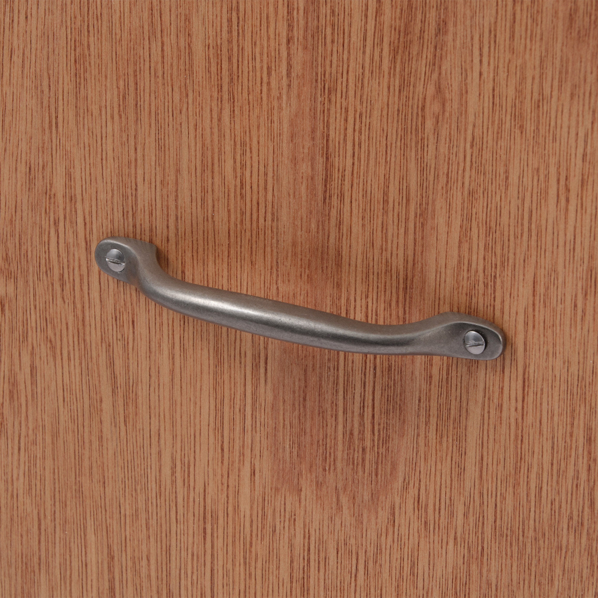 鋳物キッチン把手 ハンドル 鋳鉄 PS-HD018-04-G141 ラワン材と合わせたイメージ