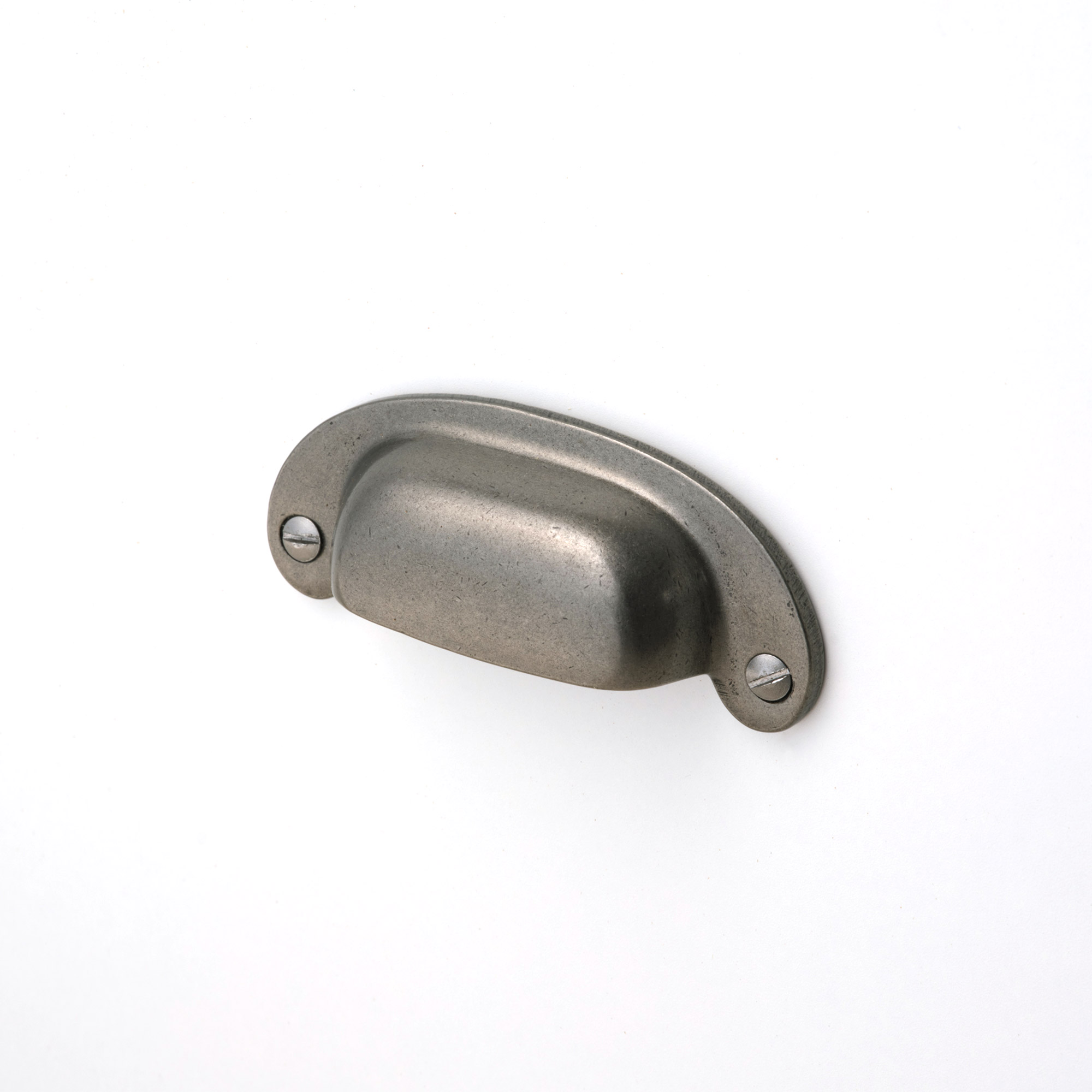 鋳物キッチン把手 ラウンドカップ 鋳鉄 PS-HD018-06-G141 ホワイトの面材と合わせたイメージ
