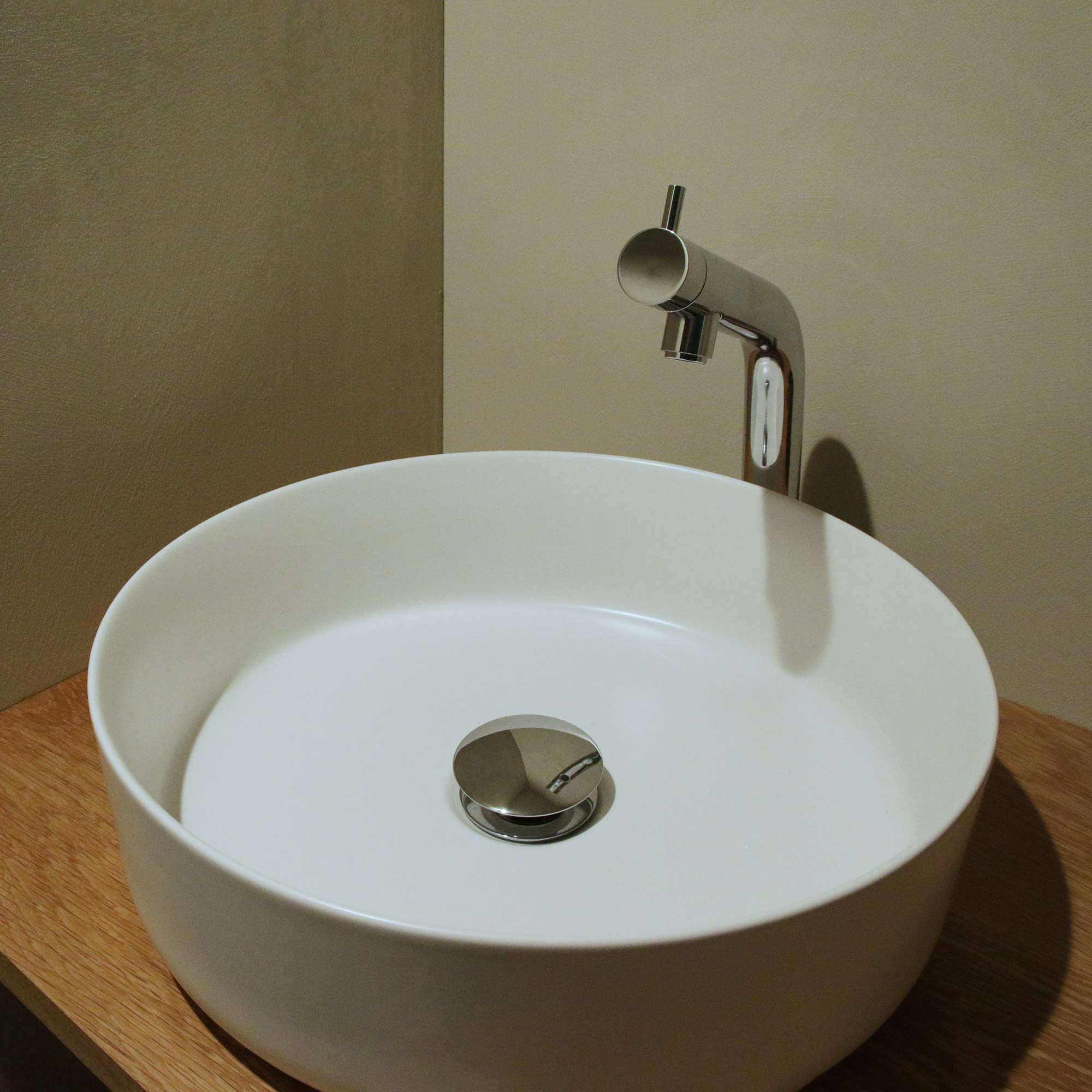 陶器の手洗い器 丸350 マットホワイト KB-PR012-03-G141 「TT-1：台付けスパウトレバー単水栓 ベントネック」と「プッシュカバー」の排水金具との組み合わせ