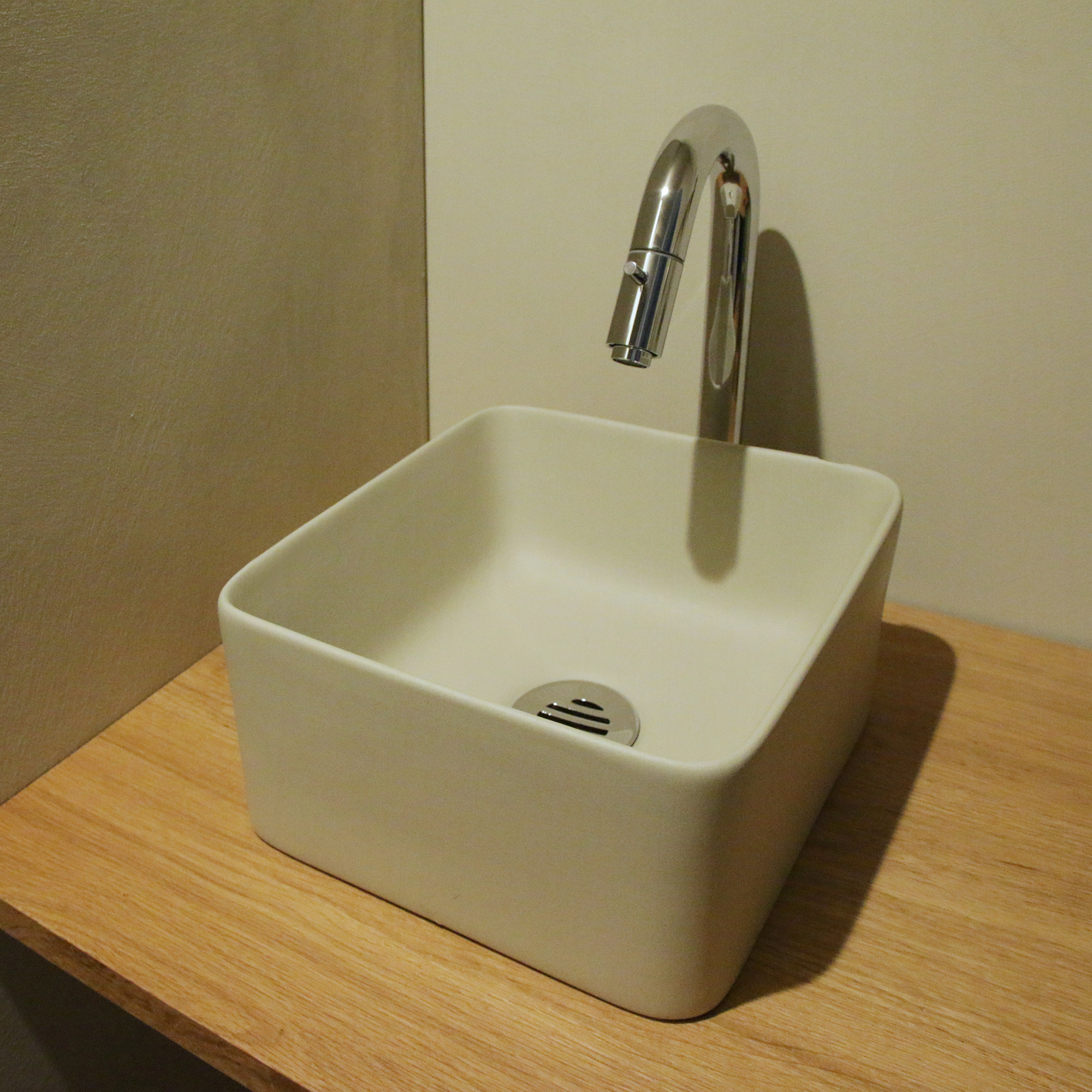 陶器の手洗い器 角240 サンドベージュ KB-PR012-02-G141 「台付けスパウトレバー単水栓 グースネック」と「目皿カバー」の組み合わせ